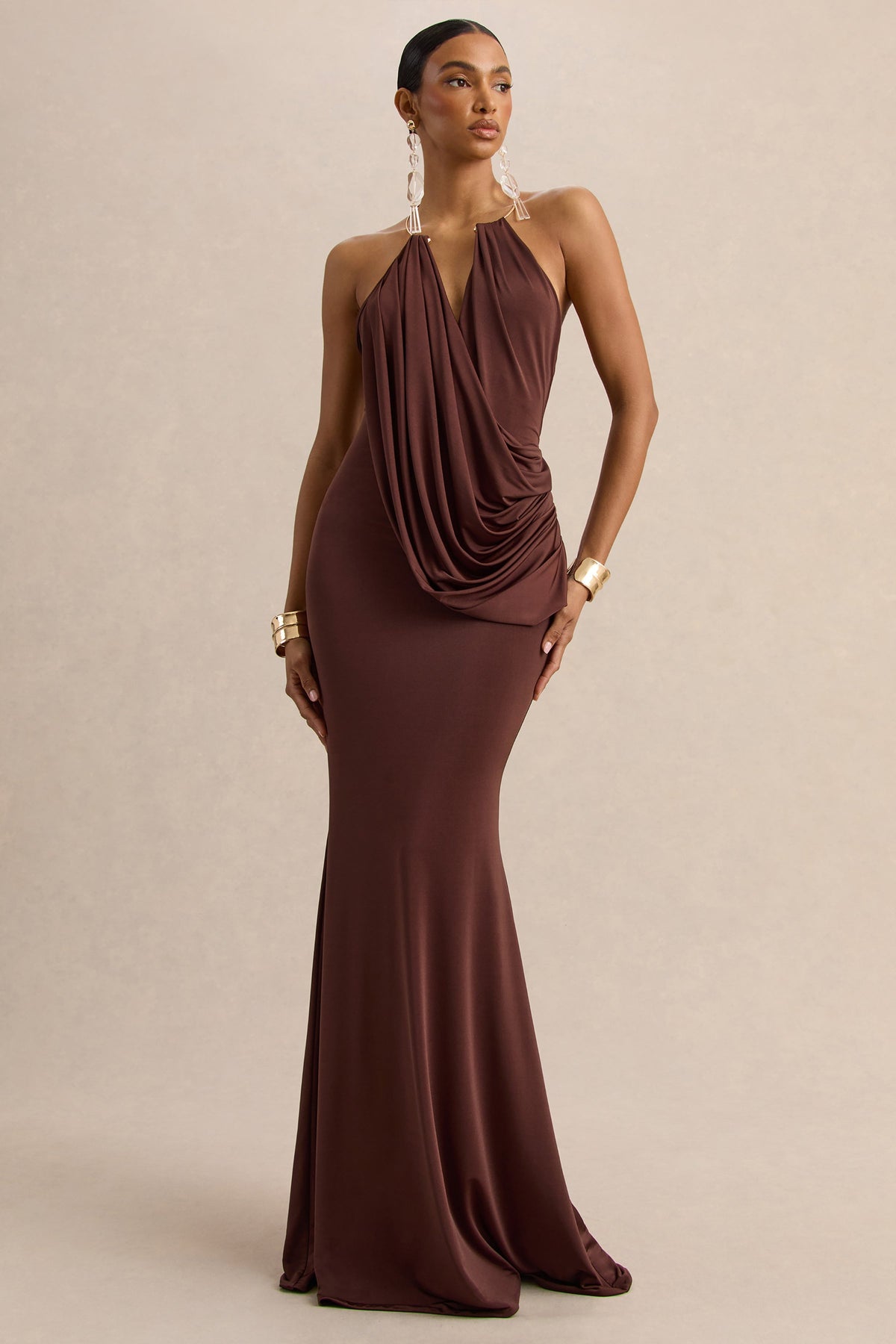 Chanterra | Vestido Largo Marrón de Escote Halter con Detalle Drapeadoing