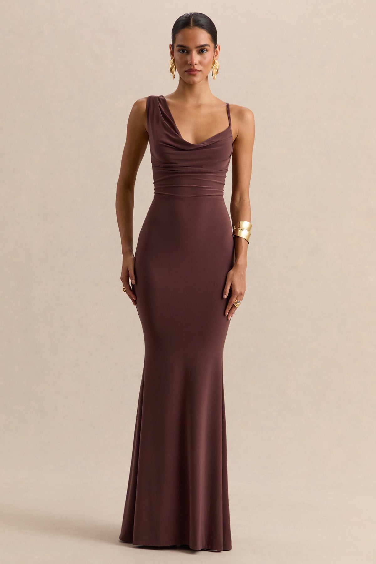 Armelia | Vestido Largo marrón con cuello drapeado y detalle de pañuelo
