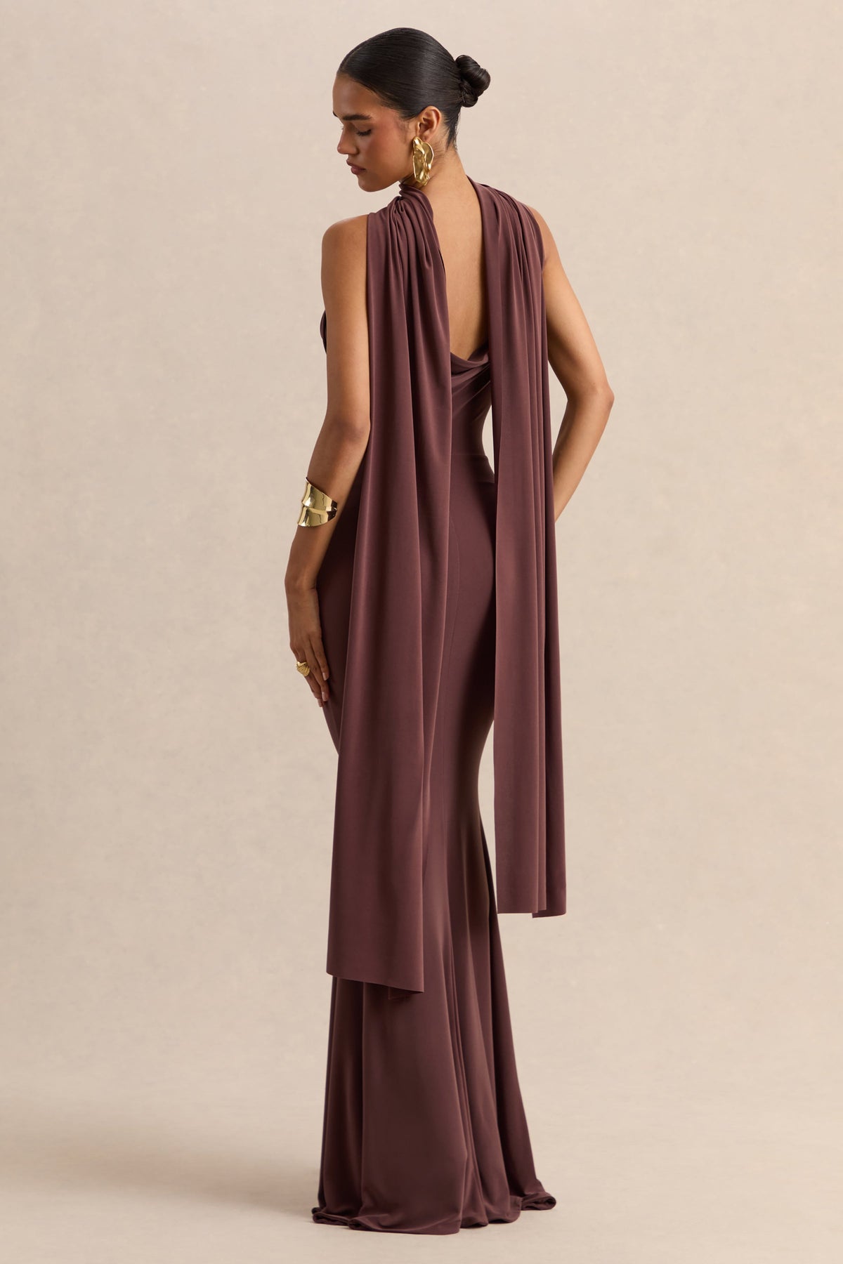 Armelia | Vestido Largo marrón con cuello drapeado y detalle de pañuelo