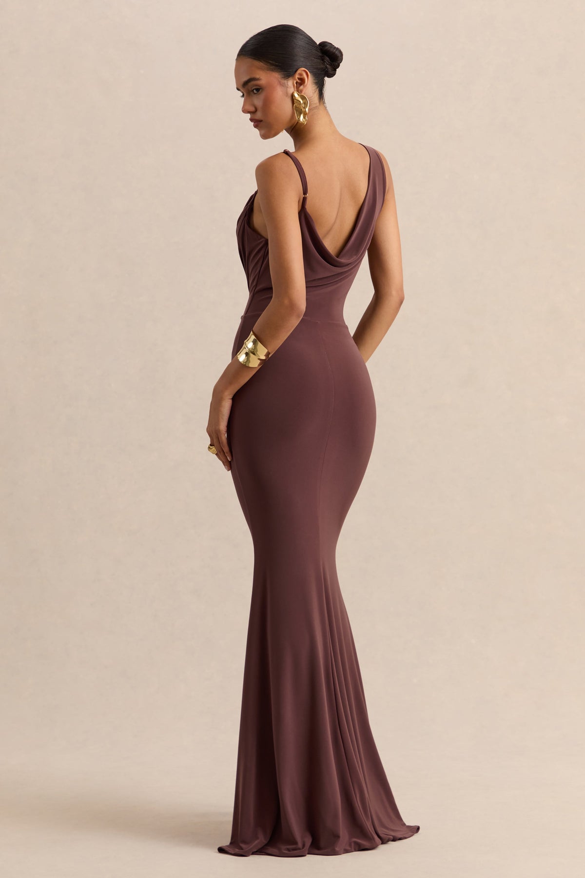 Armelia | Vestido Largo marrón con cuello drapeado y detalle de pañuelo