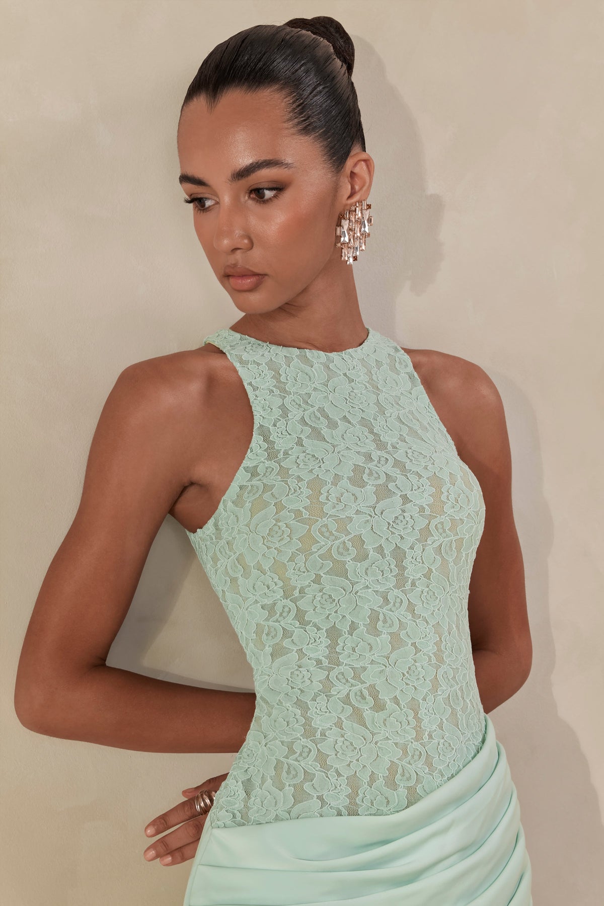 Anthelia | Vestido Largo Menta De Satén Y Encaje Con Cuello Nadador Y Detalle Drapeado
