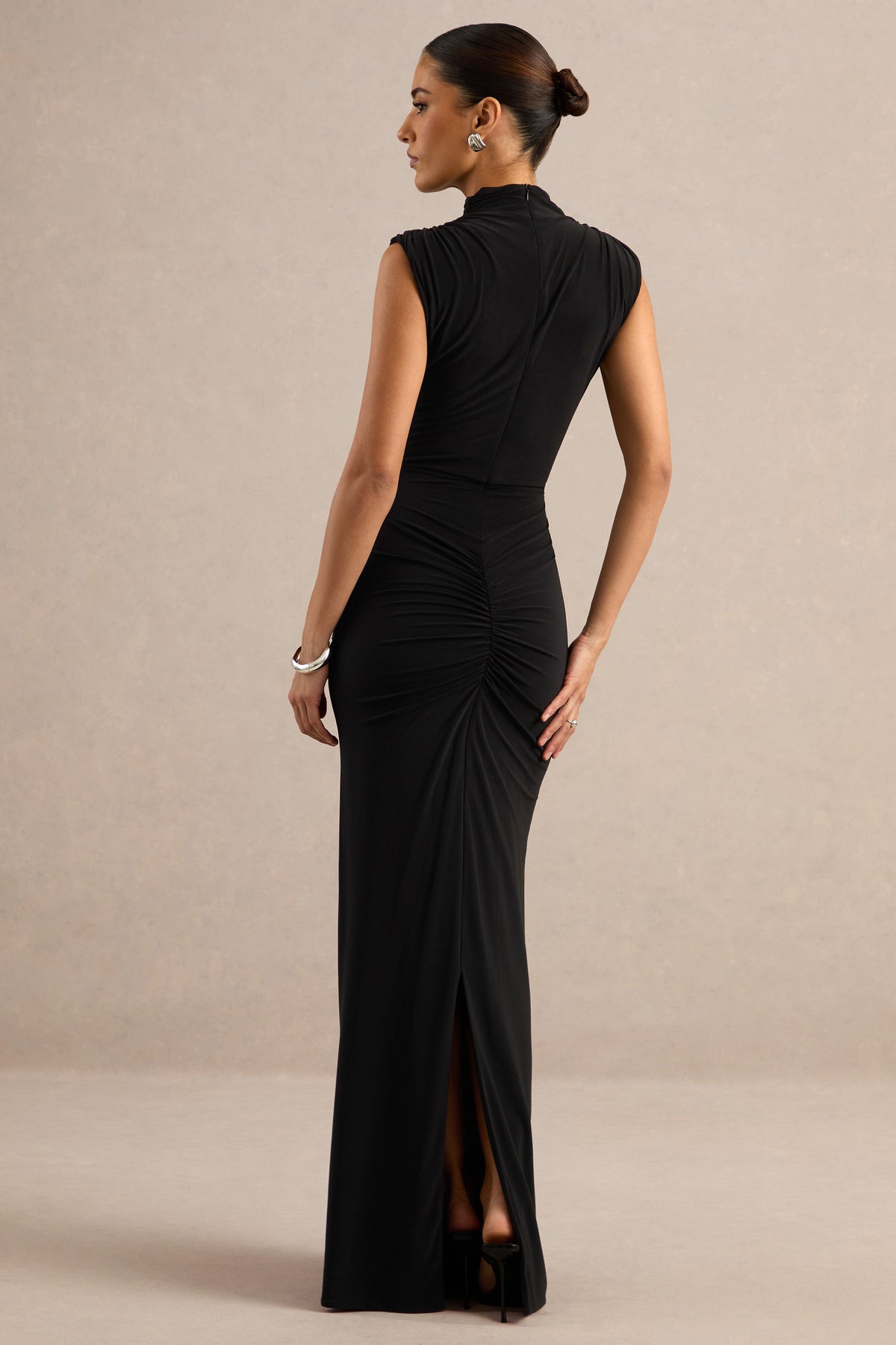 Isona | Vestido Largo Negro Con Cuello Alto, Detalle Fruncido Y Fajín