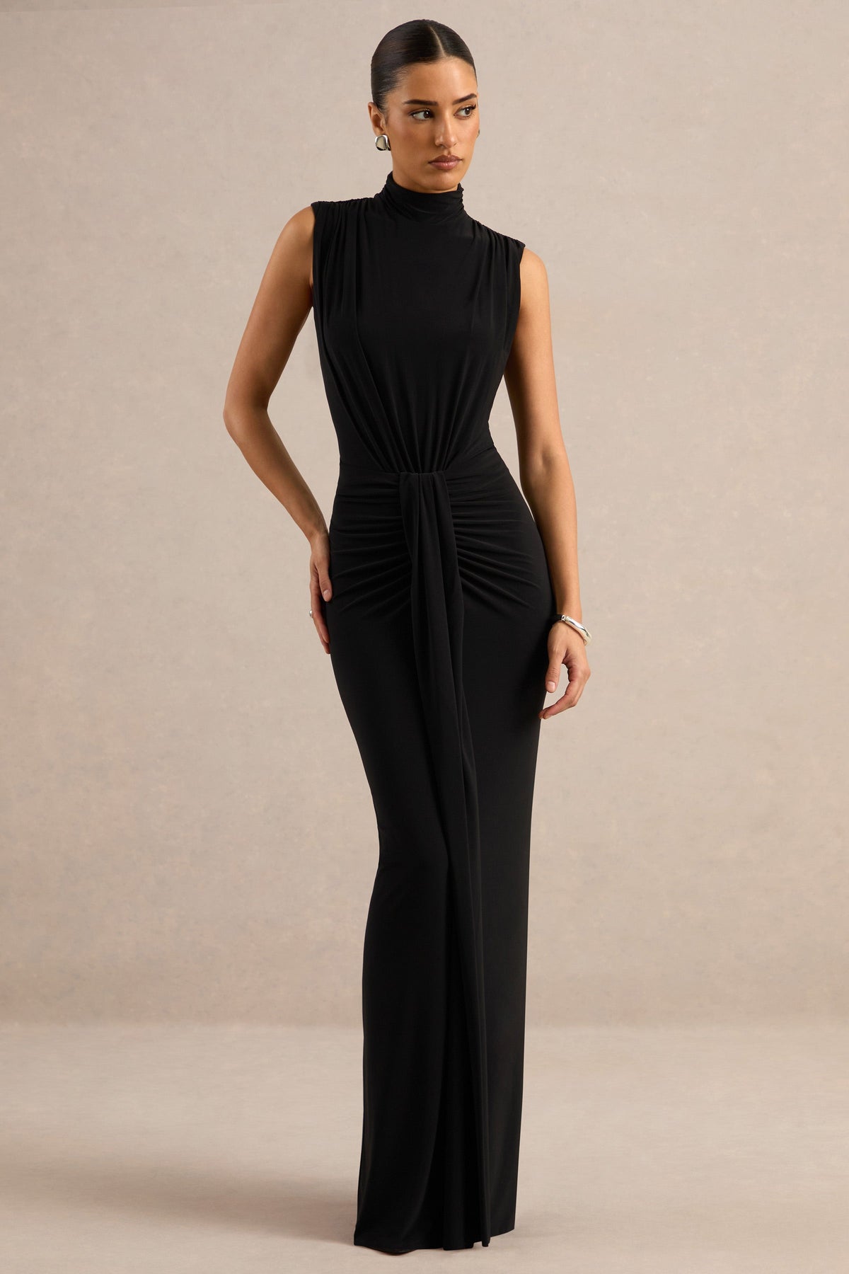 Isona | Vestido Largo Negro Con Cuello Alto, Detalle Fruncido Y Fajín