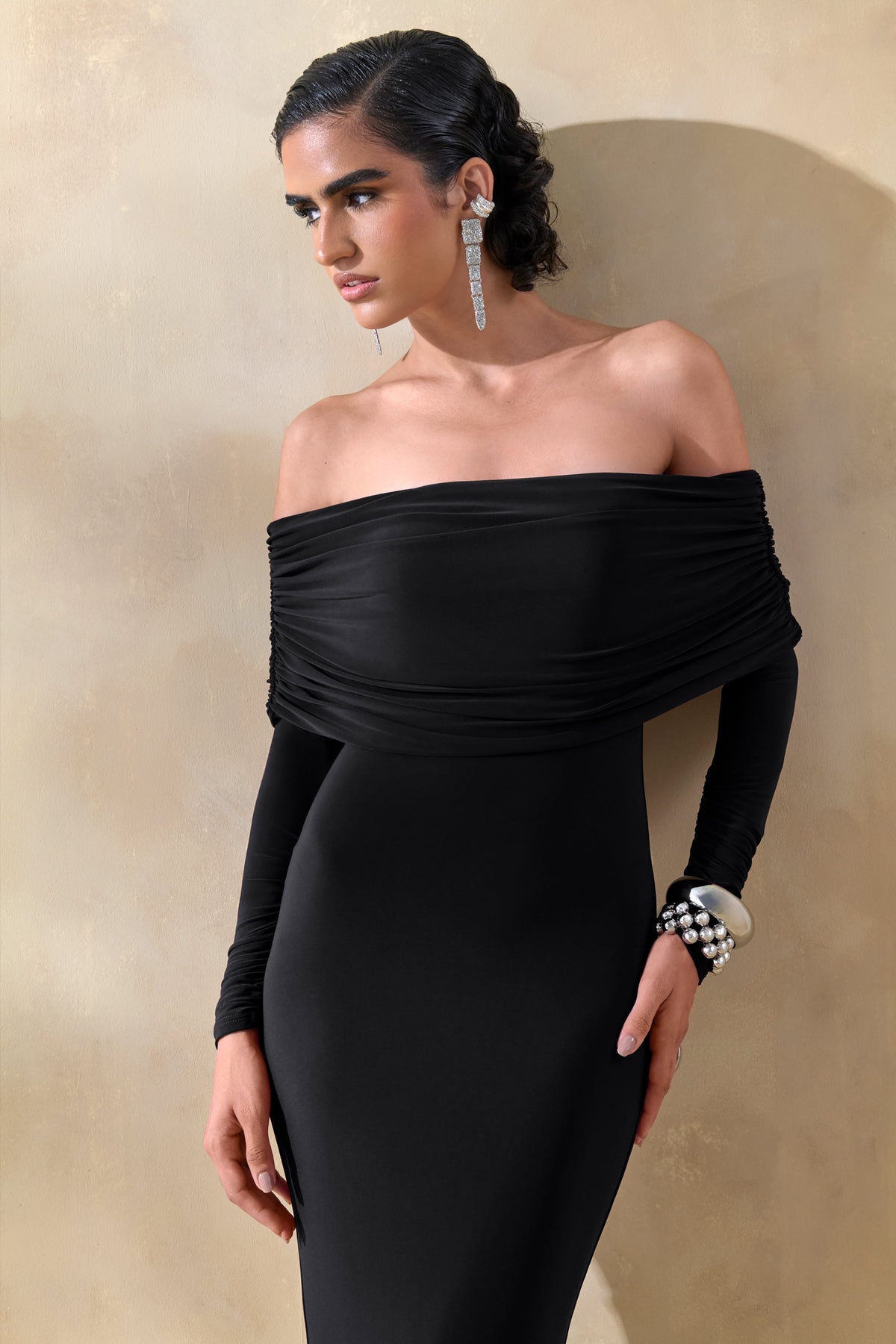Brisea | Vestido Largo Negro Con Escote Bardot Y Manga Larga
