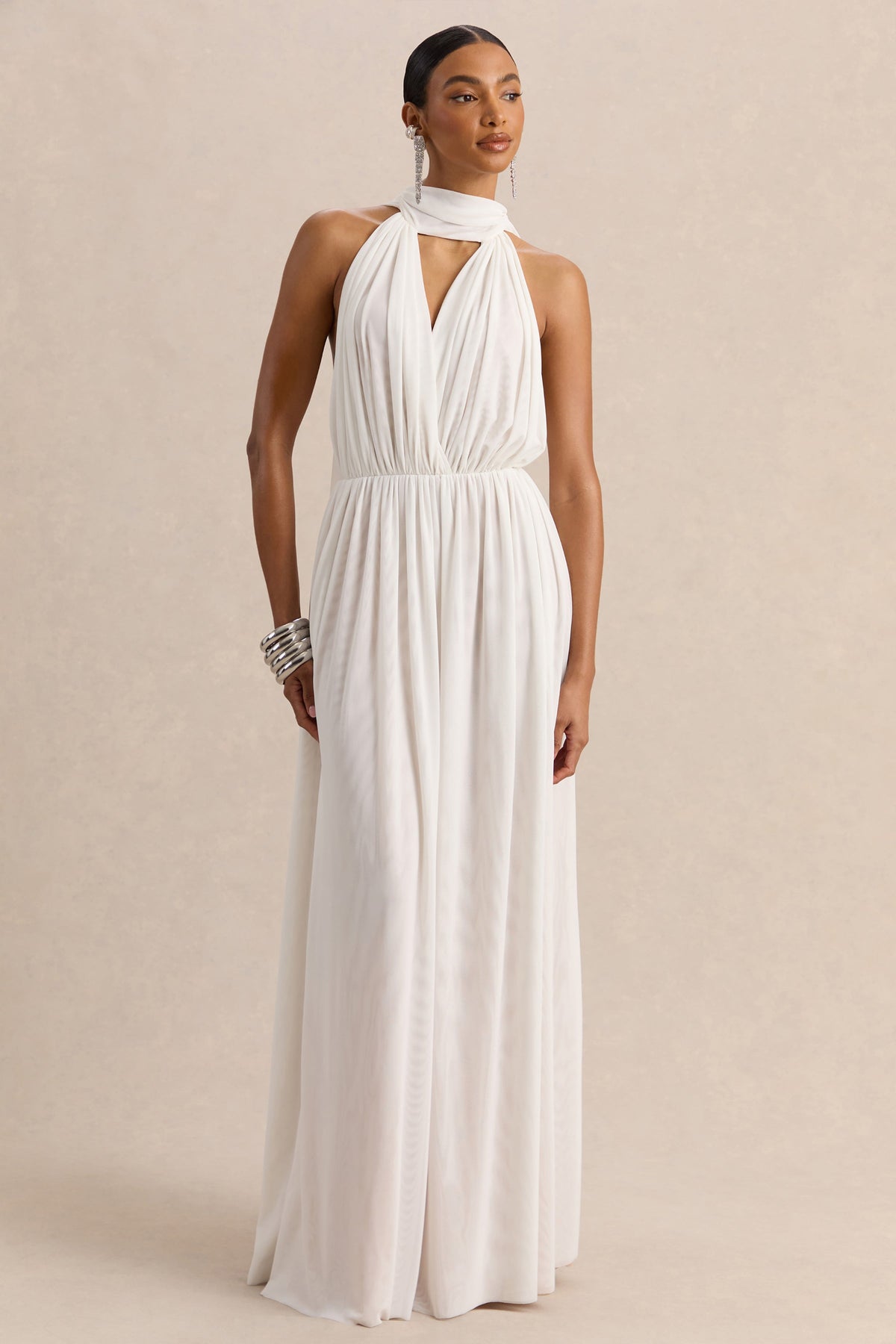 Rylina | Vestido largo de malla blanca con cuello halter, bufanda y espalda descubierta