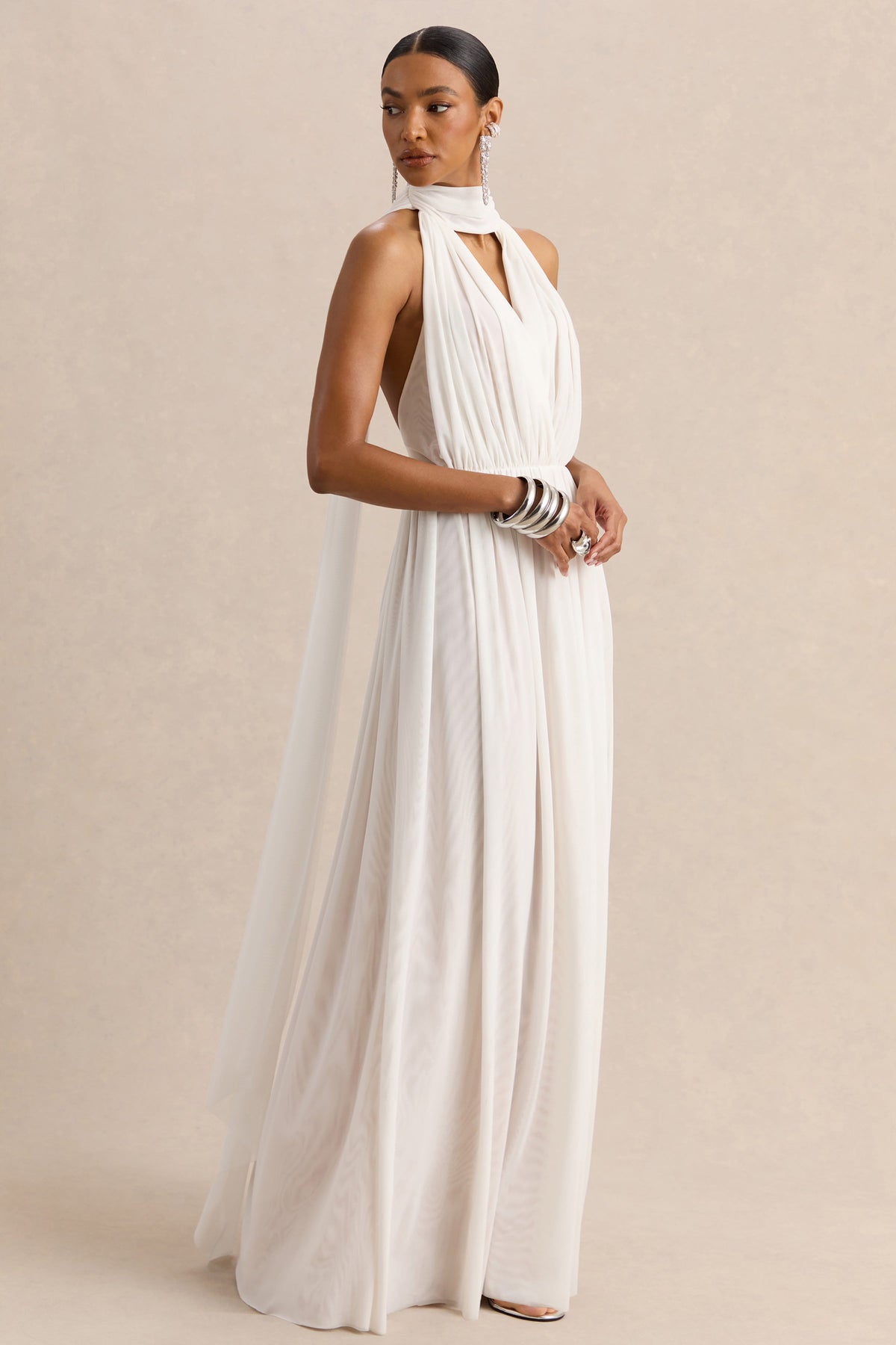 Rylina | Vestido largo de malla blanca con cuello halter, bufanda y espalda descubierta