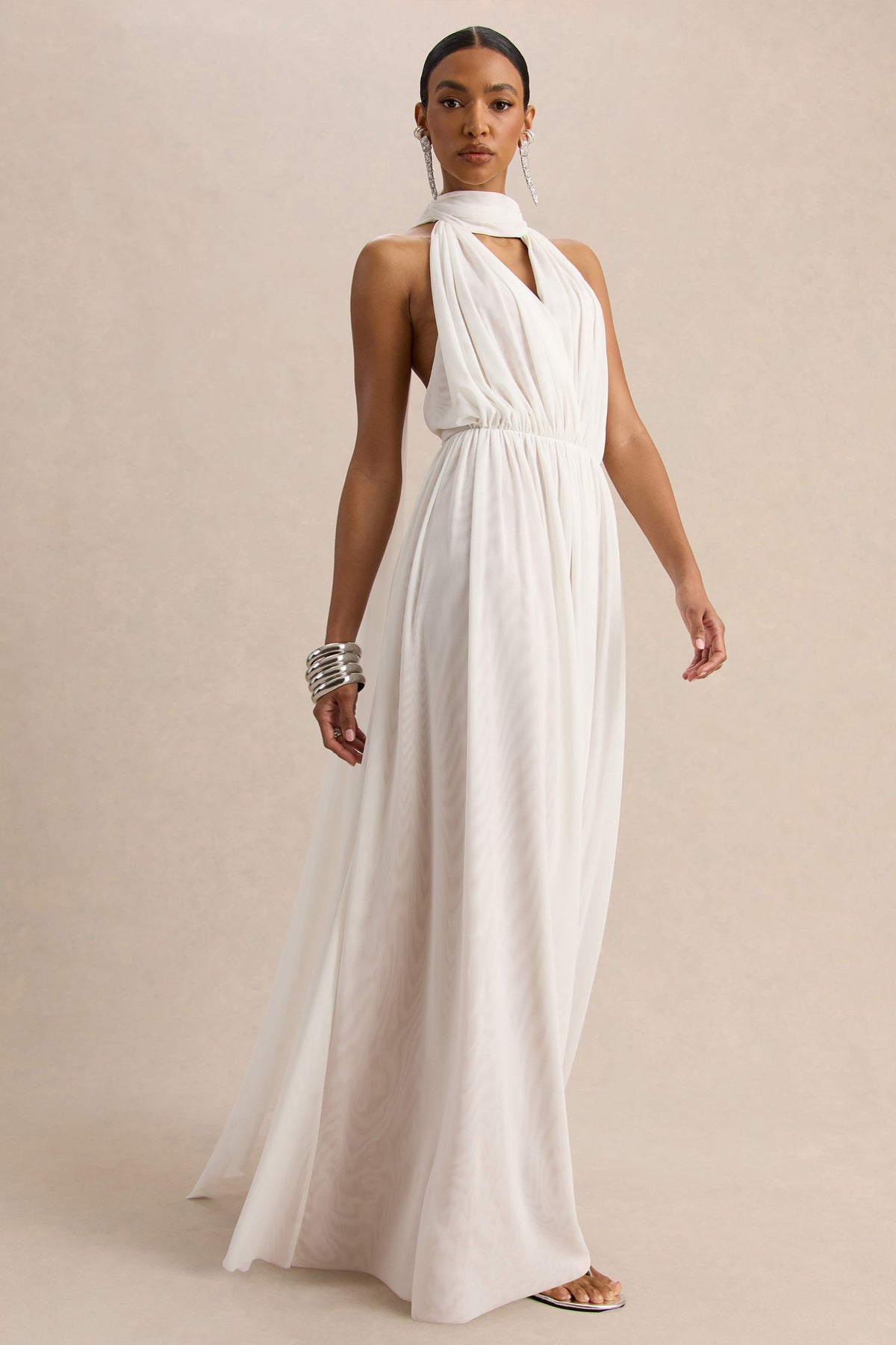 Rylina | Vestido largo de malla blanca con cuello halter, bufanda y espalda descubierta