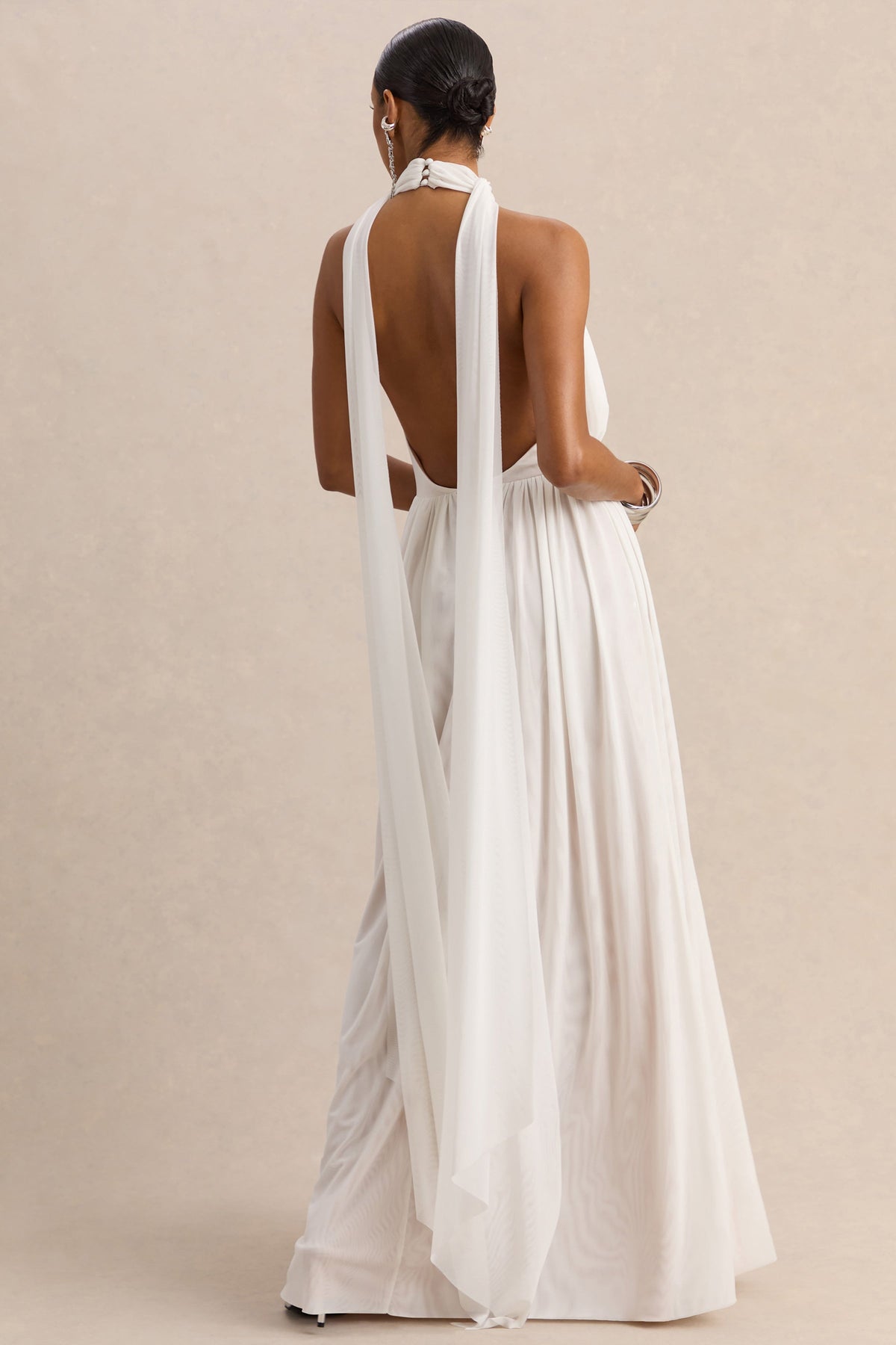 Rylina | Vestido largo de malla blanca con cuello halter, bufanda y espalda descubierta