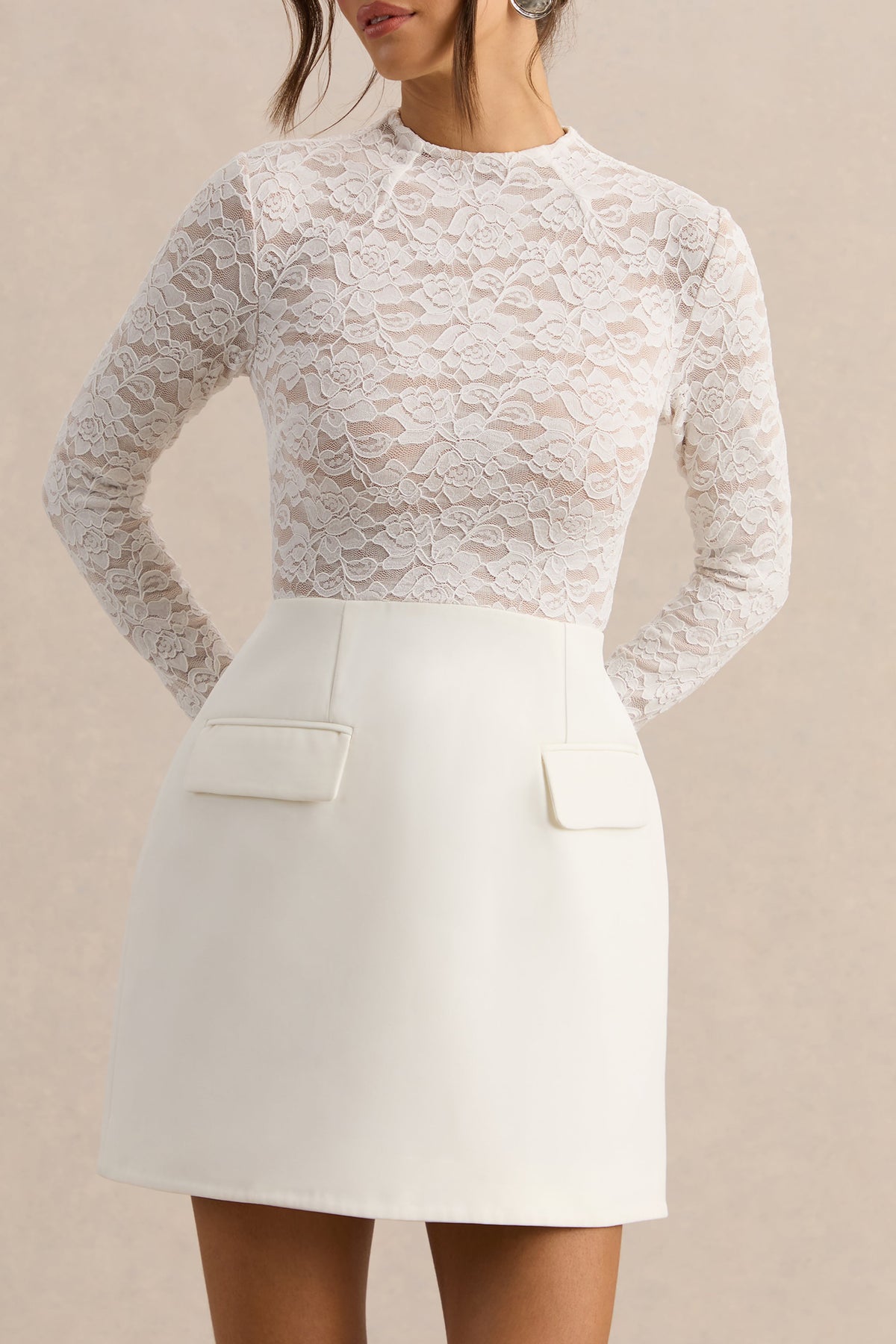 Mysteria | Vestido Corto Blanco De Encaje Con Cuello Alto Y Detalle De Bolsillos