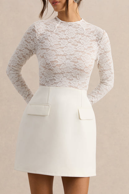 Mysteria | Vestido Corto Blanco De Encaje Con Cuello Alto Y Detalle De Bolsillos