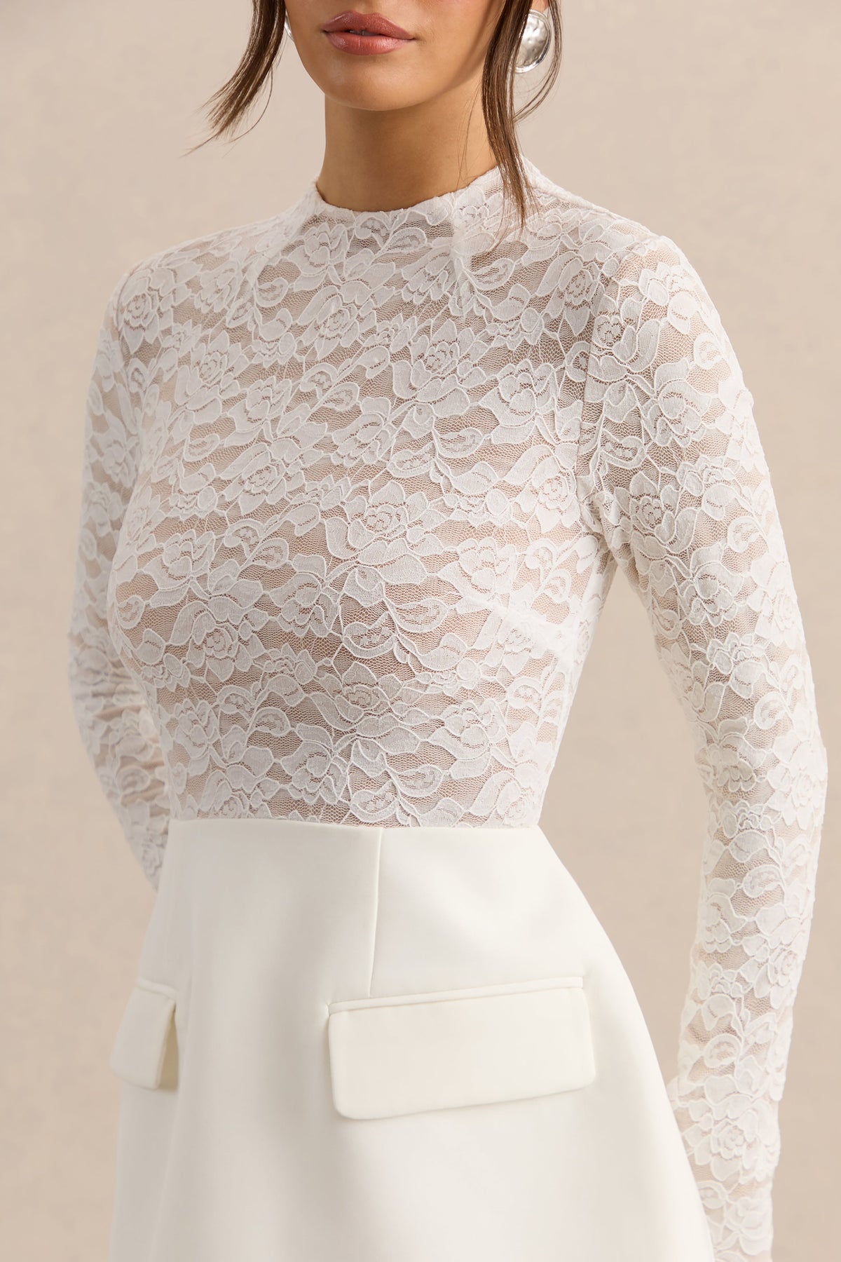 Mysteria | Vestido Corto Blanco De Encaje Con Cuello Alto Y Detalle De Bolsillos