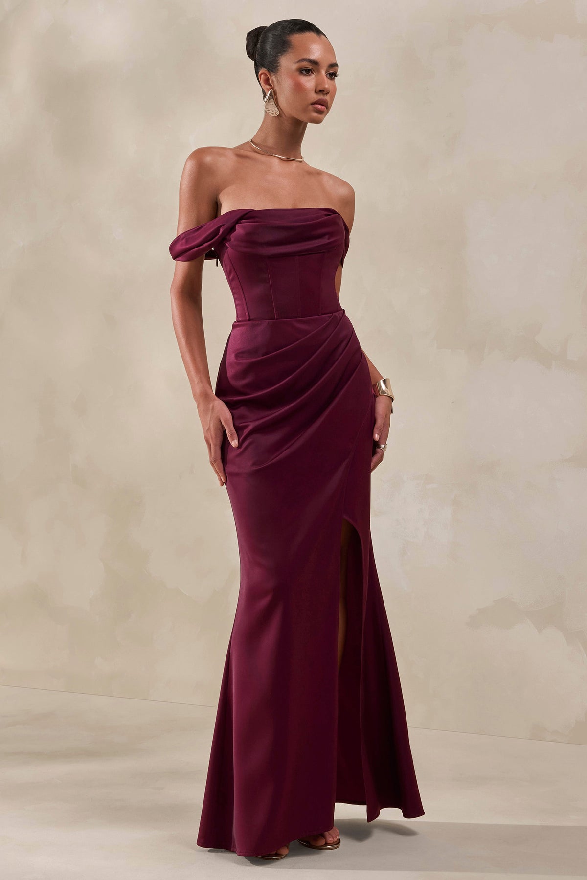 Celinea | Vestido Largo De Satén Burdeos Con Escote Bardot Y Abierta Delantera