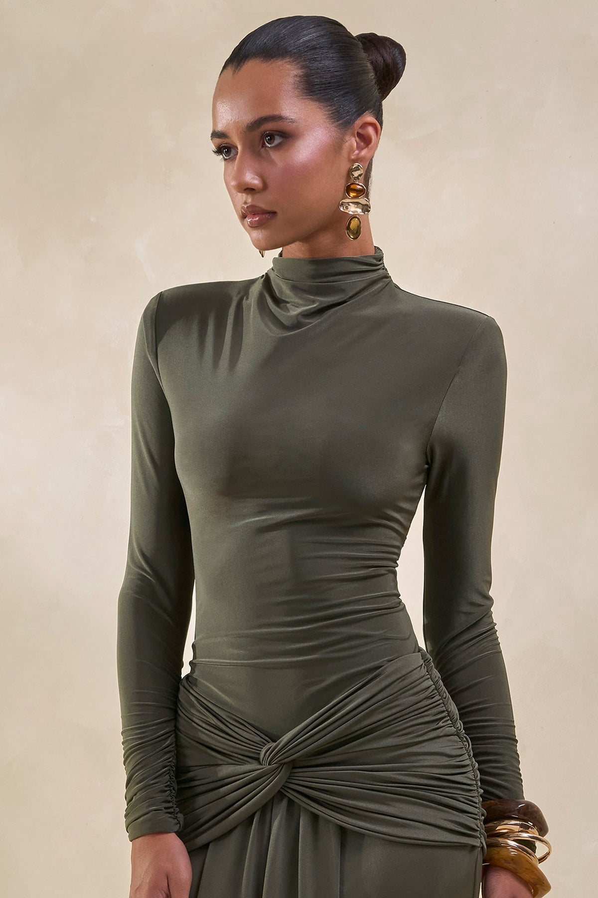 Lyanna | Body Khaki De Jersey Elástico Premium Con Cuello Alto Y Hombros Acolchados