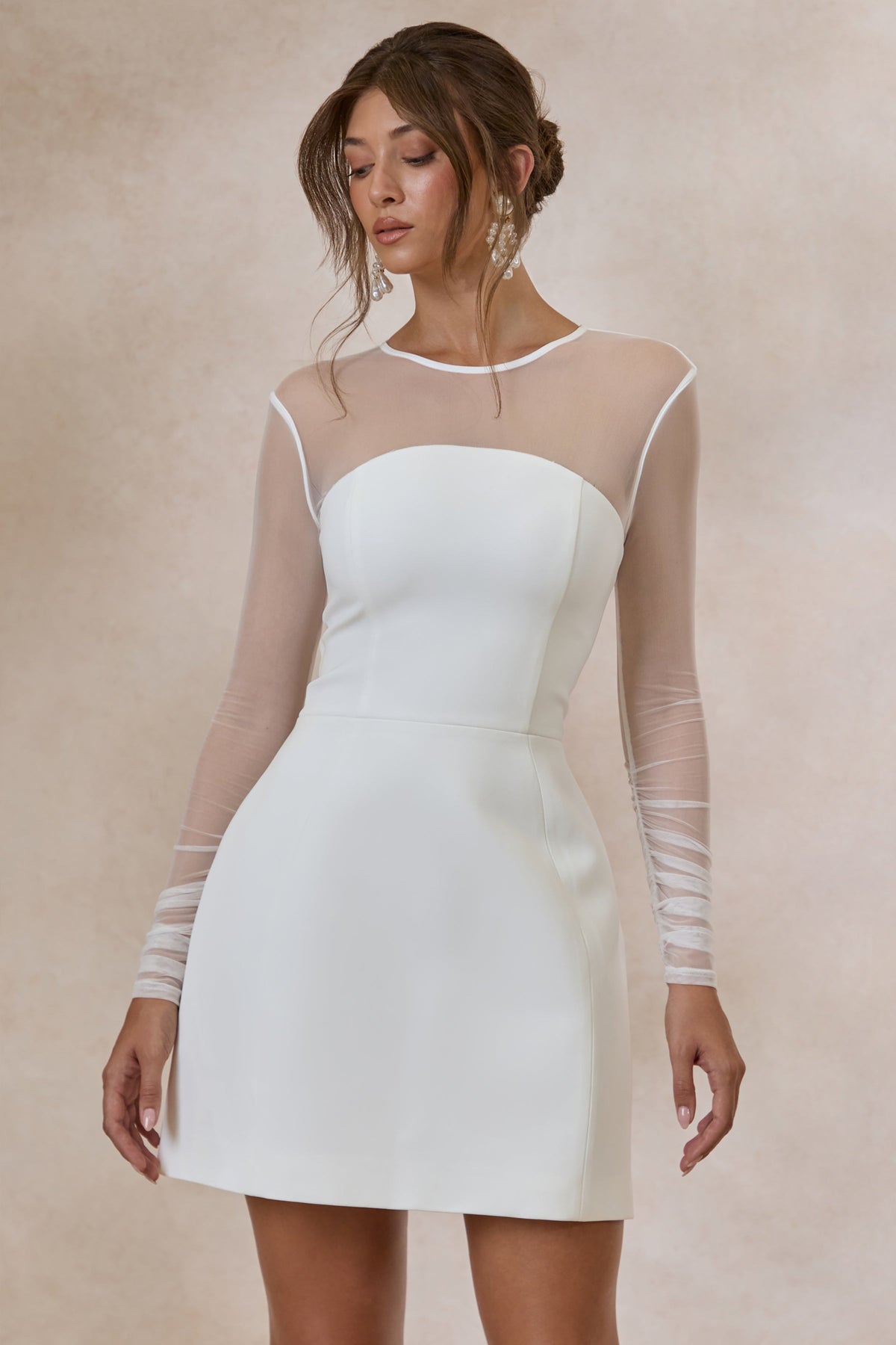 Unveila | Vestido Corto Blanco con Escote Redondo y Detalles de Mesh