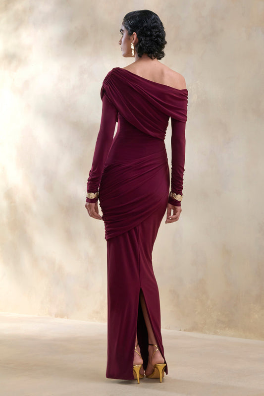 Rosirene | Vestido largo de escote asimétrico en color burdeos con detalles drapeados