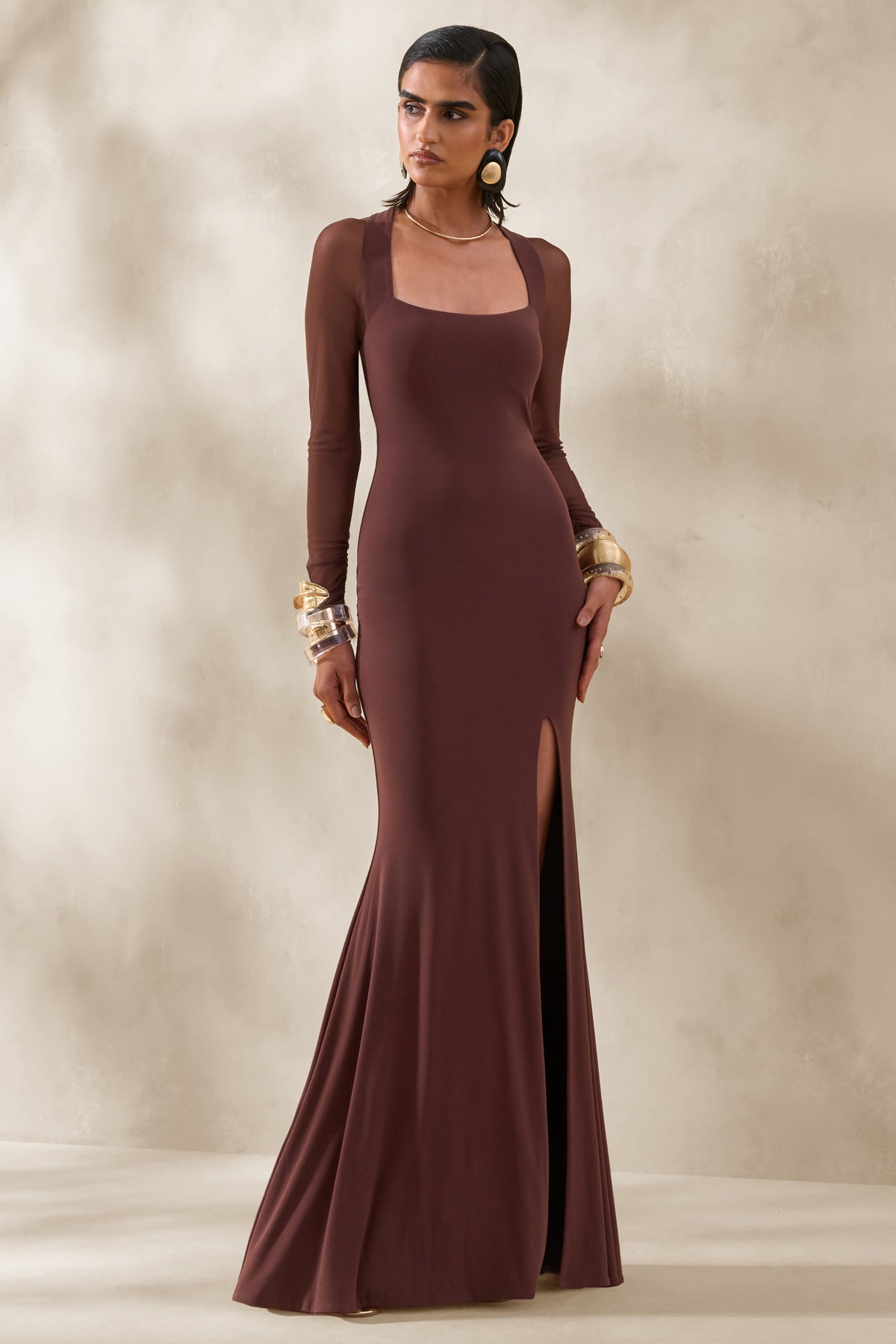 Renalia | Vestido Largo marrón de cuello cuadrado con mangas largas de malla