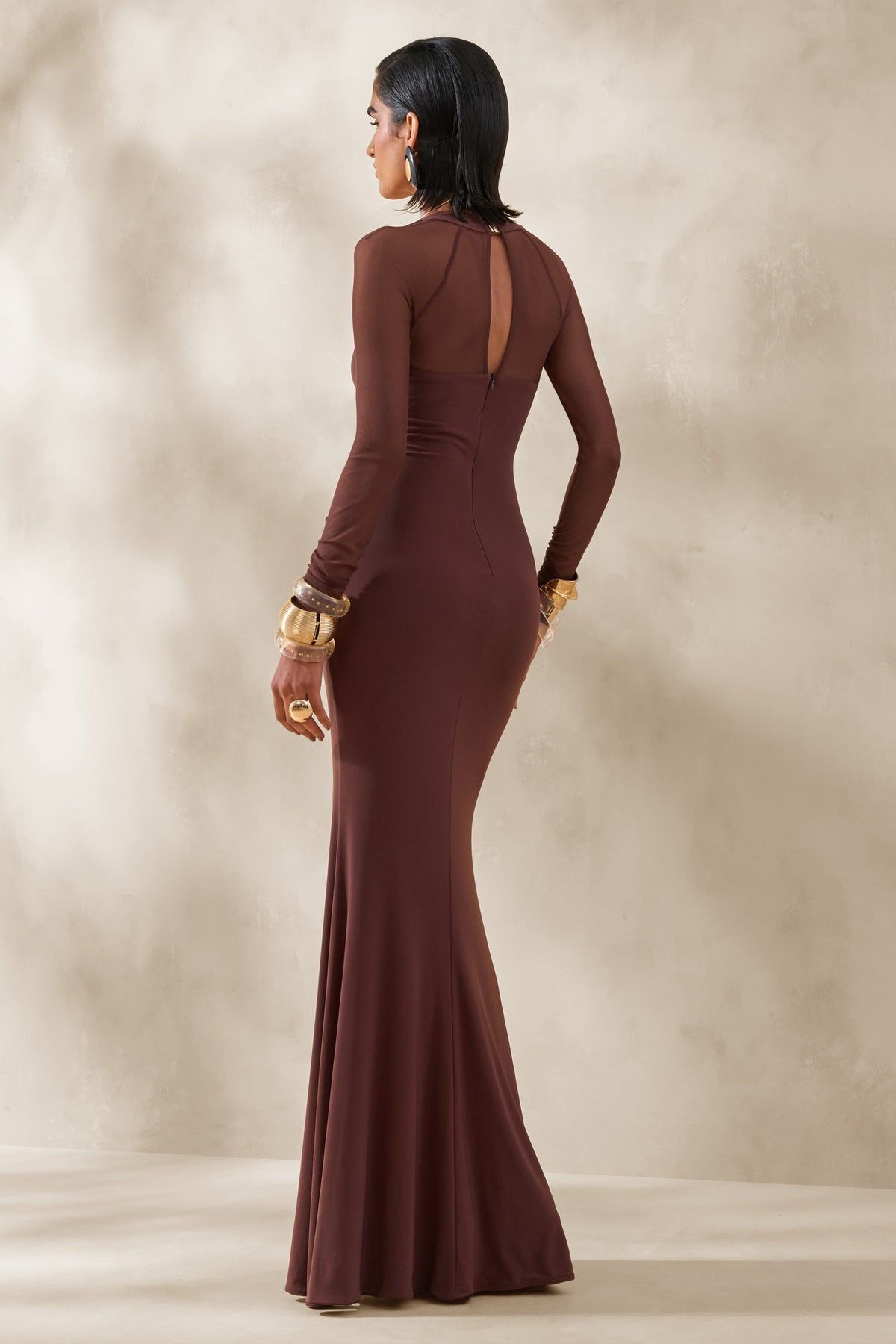 Renalia | Vestido Largo marrón de cuello cuadrado con mangas largas de malla