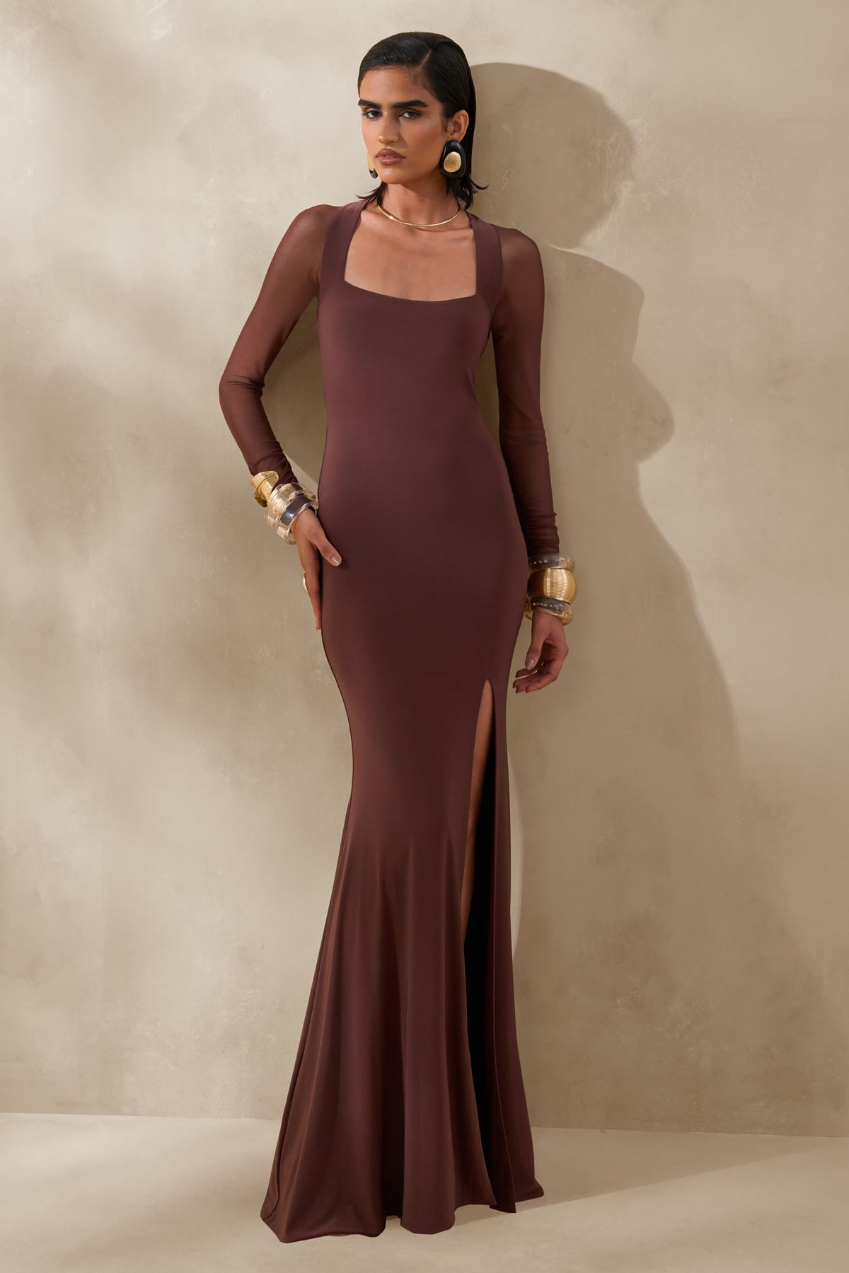 Renalia | Vestido Largo marrón de cuello cuadrado con mangas largas de malla