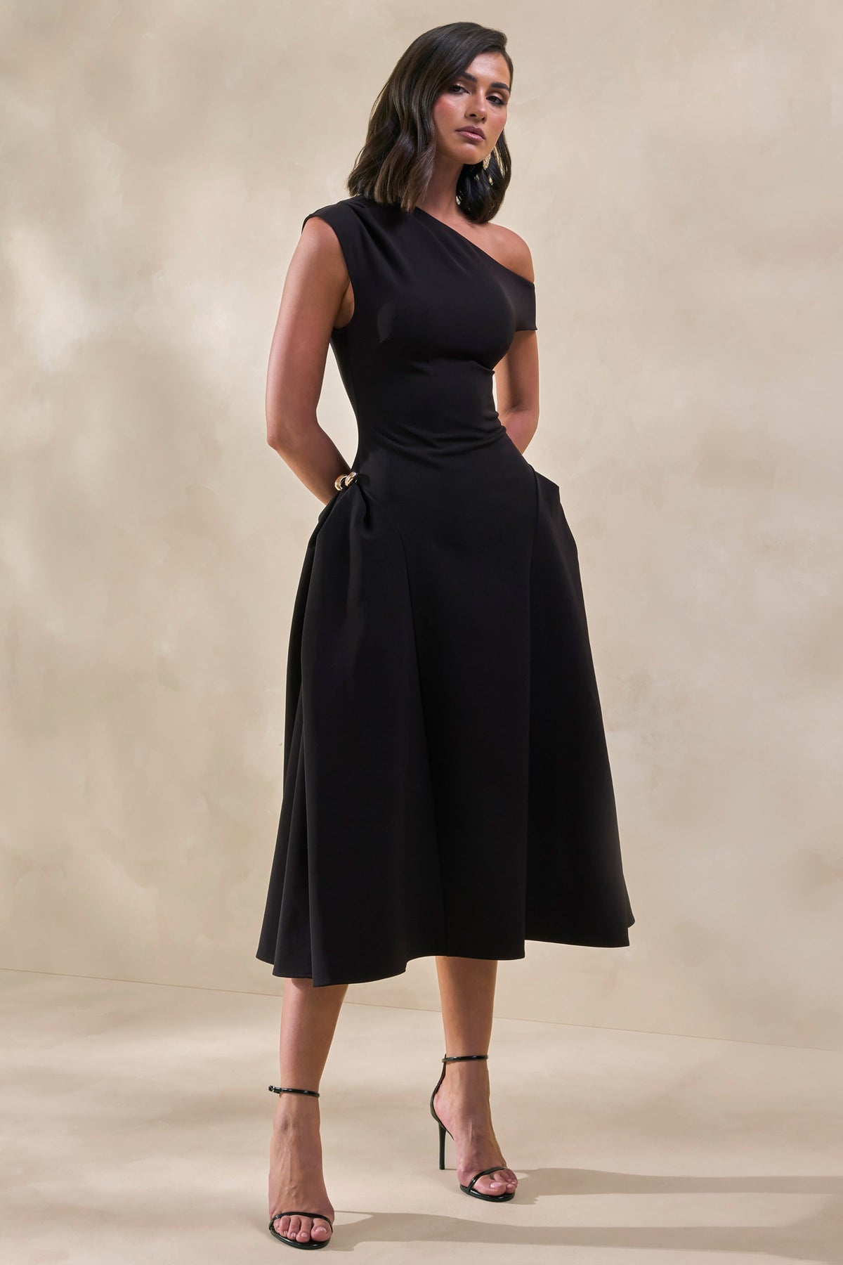 Celosia | Vestido Midi Negro Con Escote Asimétrico Y Detalle Dorado