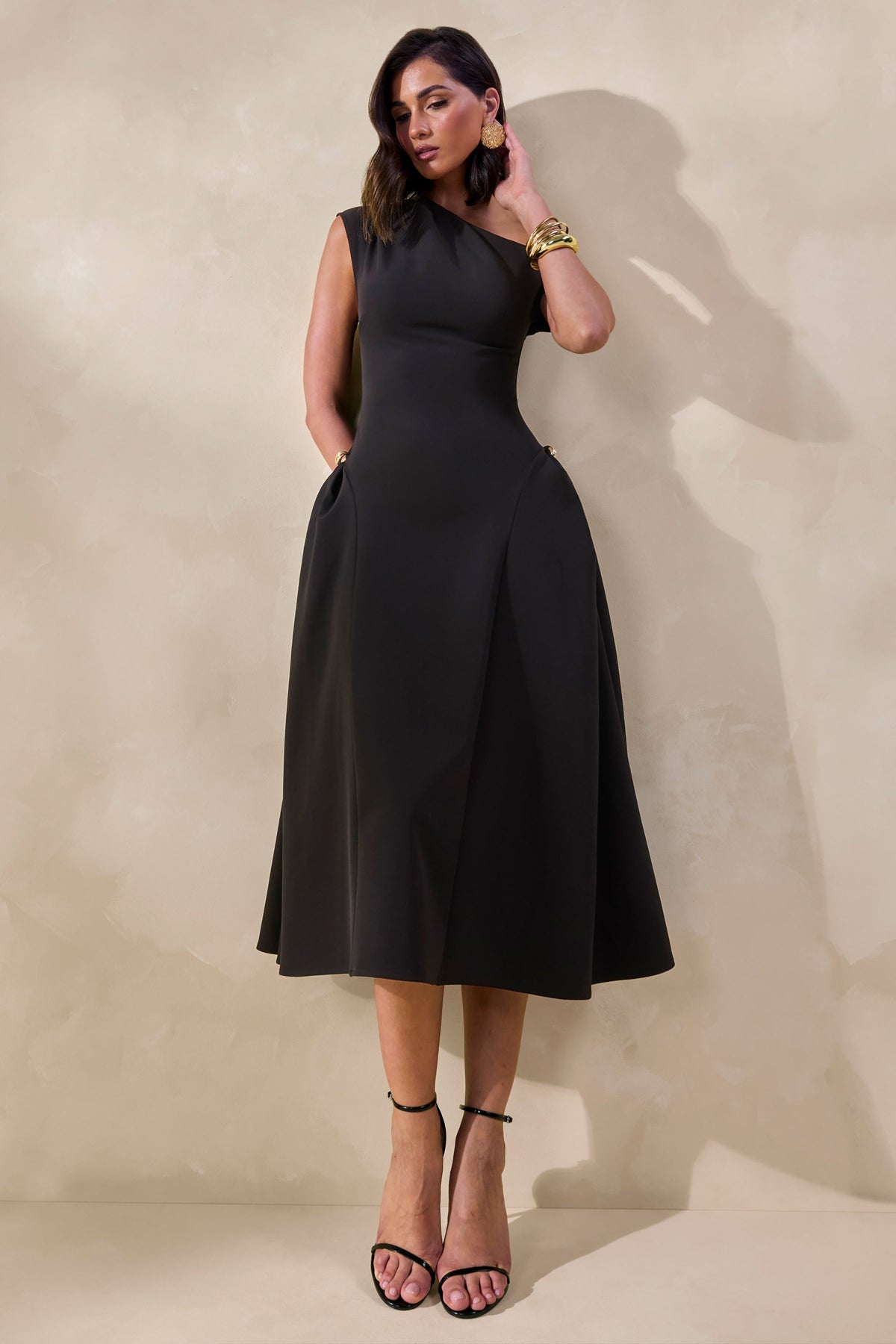 Celosia | Vestido Midi Negro Con Escote Asimétrico Y Detalle Dorado