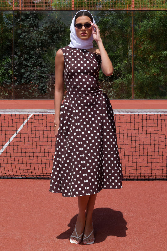 Celosia | Vestido Midi Marrón De Lunares Con Escote Asimétrico Y Detalle Dorado
