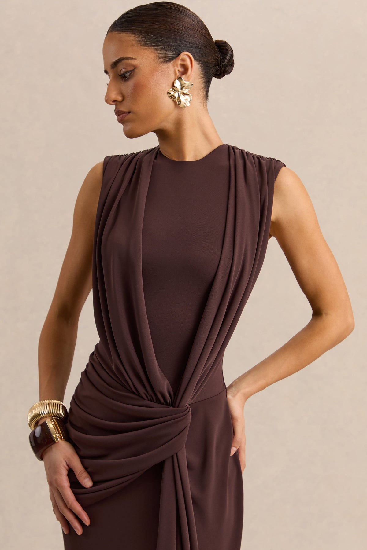 Blythia | Vestido Largo Marrón de Cuello Redondo con Detalle Drapeado