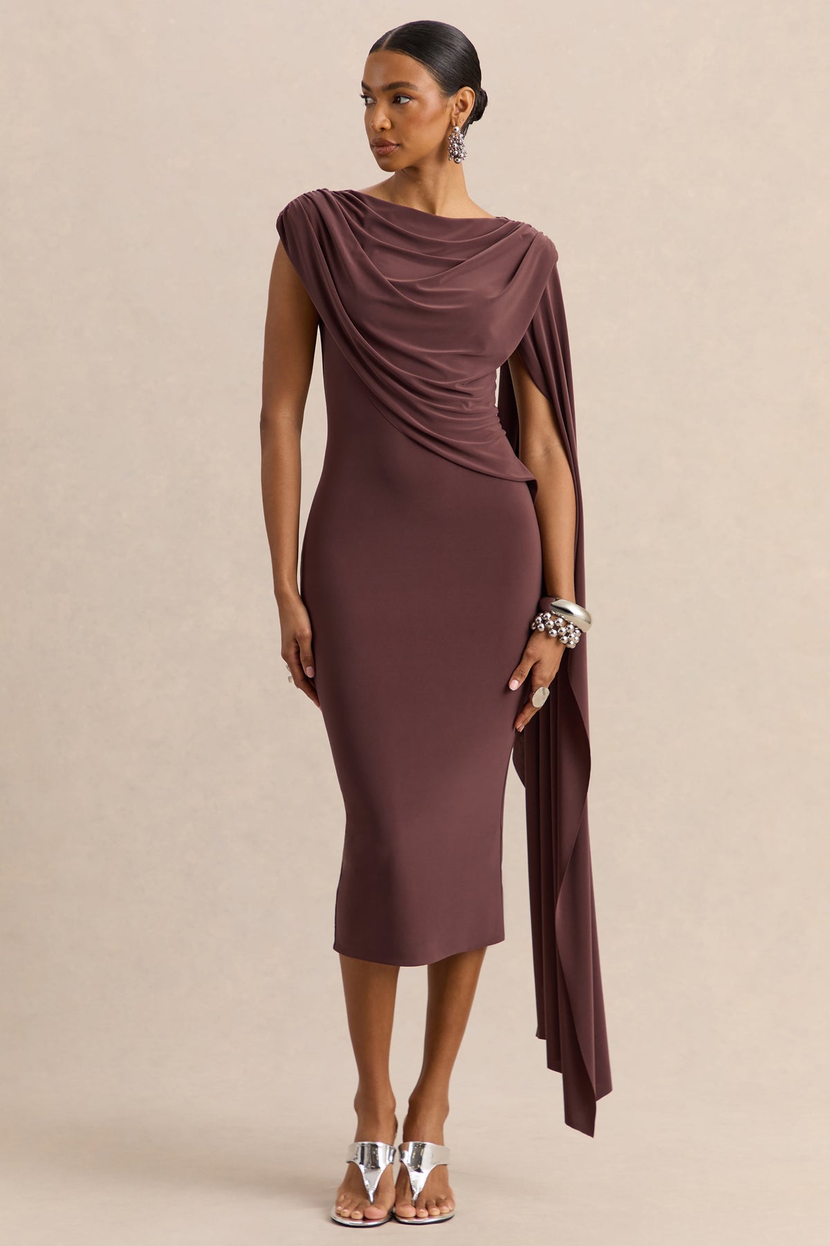 Kamoria | Vestido Midi Marrón de Cuello Redondo con Manga Capa