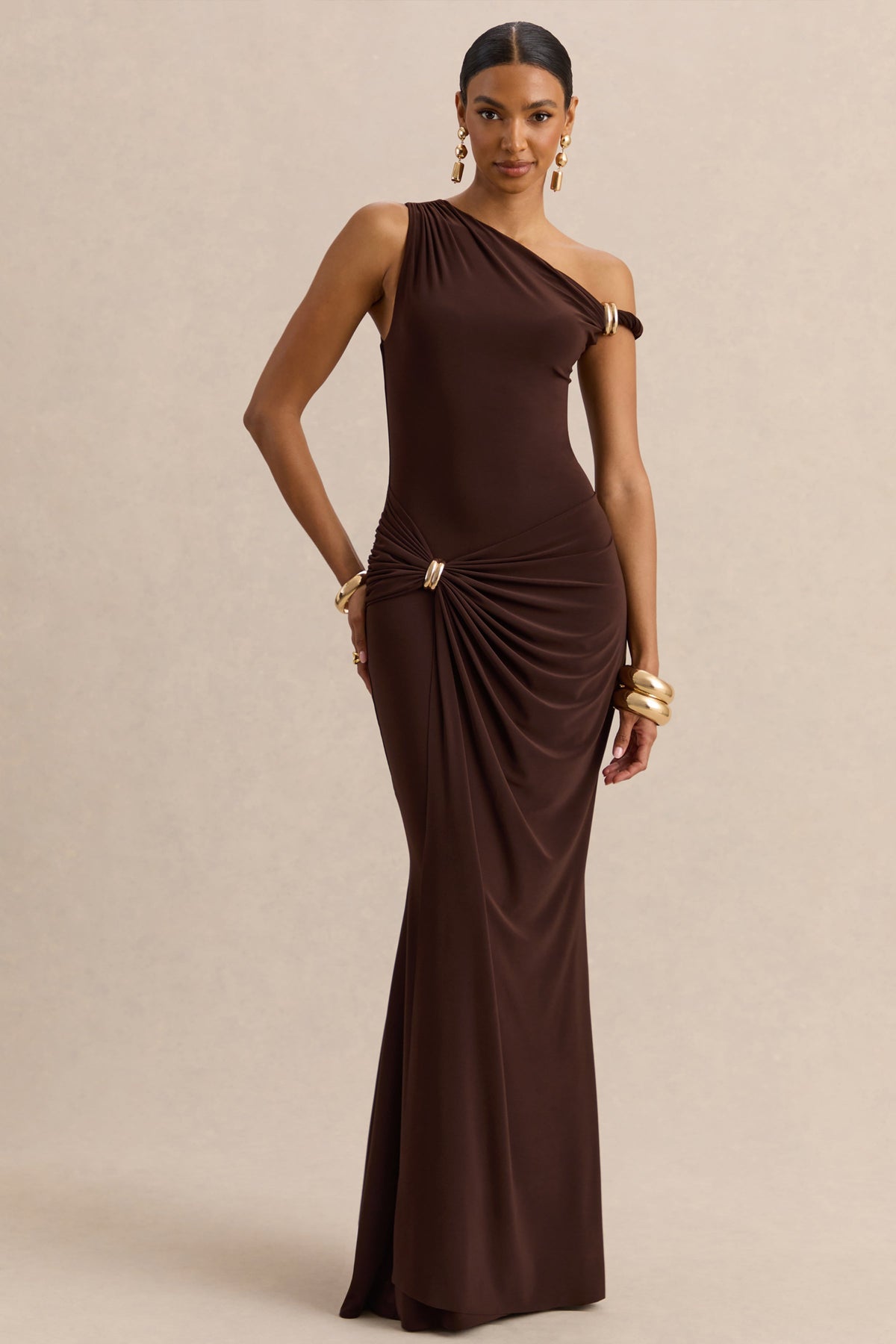 Caelia | Vestido Largo Marrón De Jersey Elástico Premium Con Escote Asimétrico Y Detalle Dorado