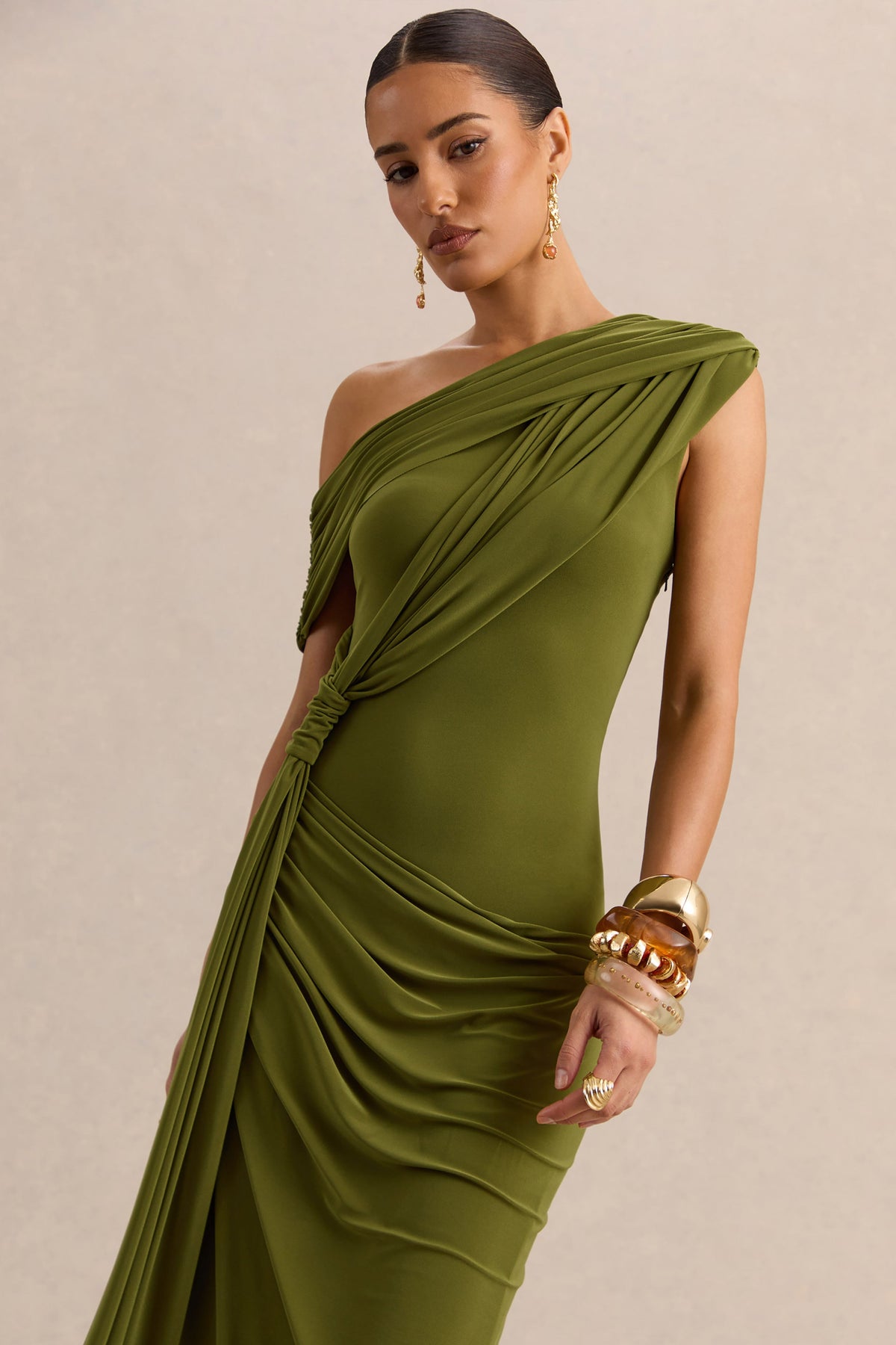 Avialee | Vestido Largo Verde de Escote Asimétrico con Detalle Drapeado y Fajín