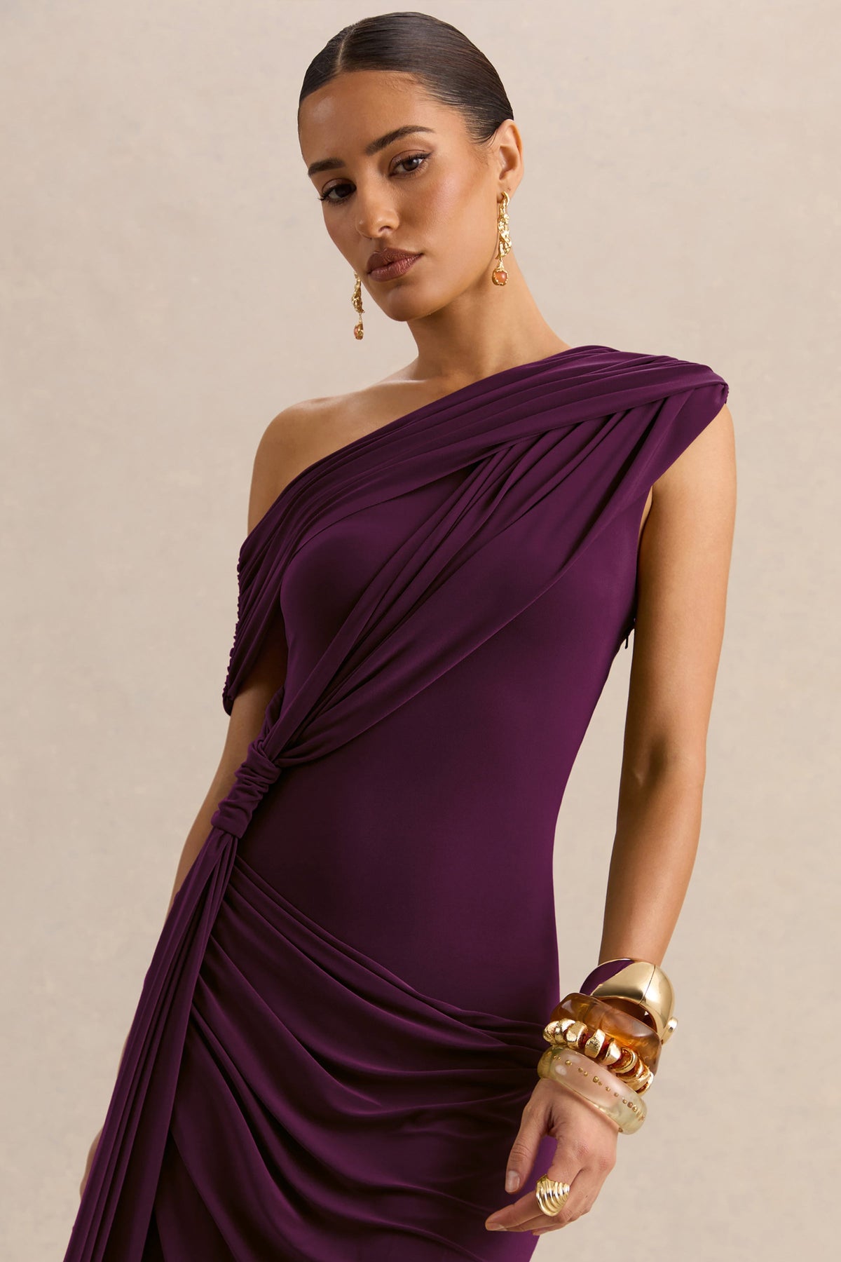 Avialee | Vestido Largo Ciruela oscuro de Escote Asimétrico con Detalle Drapeado y Fajín