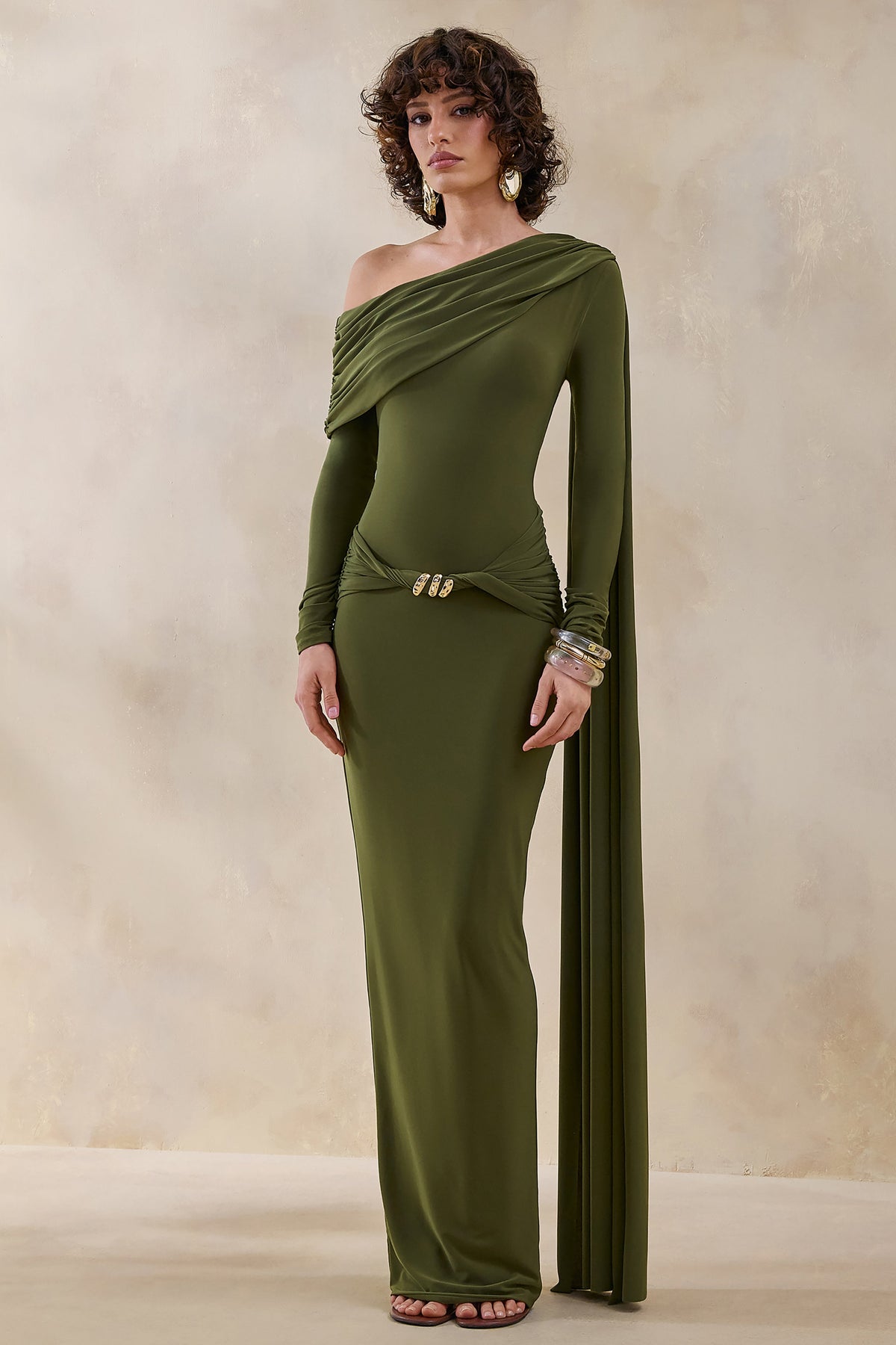 Bessy | Vestido Largo Verde Con Escote Asimétrico, Detalles Fruncidos Y Banda