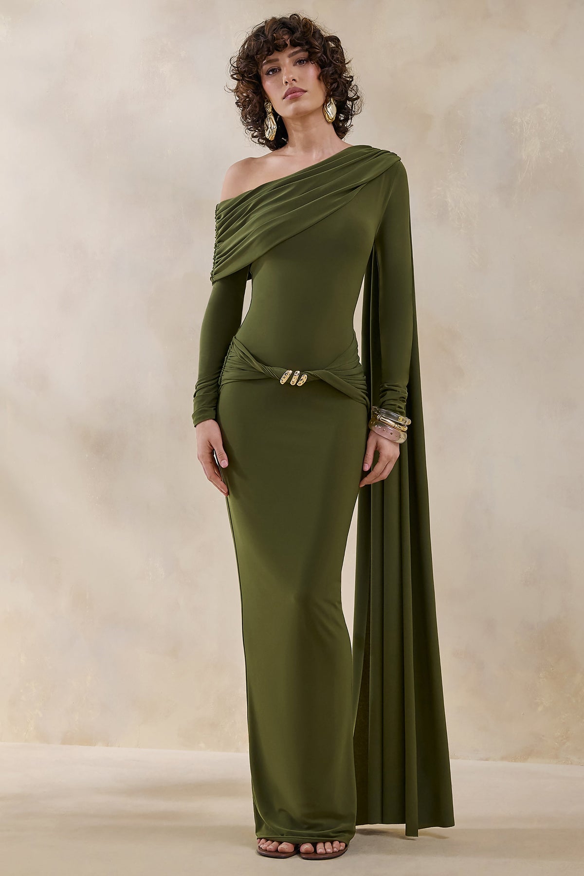 Bessy | Vestido Largo Verde Con Escote Asimétrico, Detalles Fruncidos Y Banda