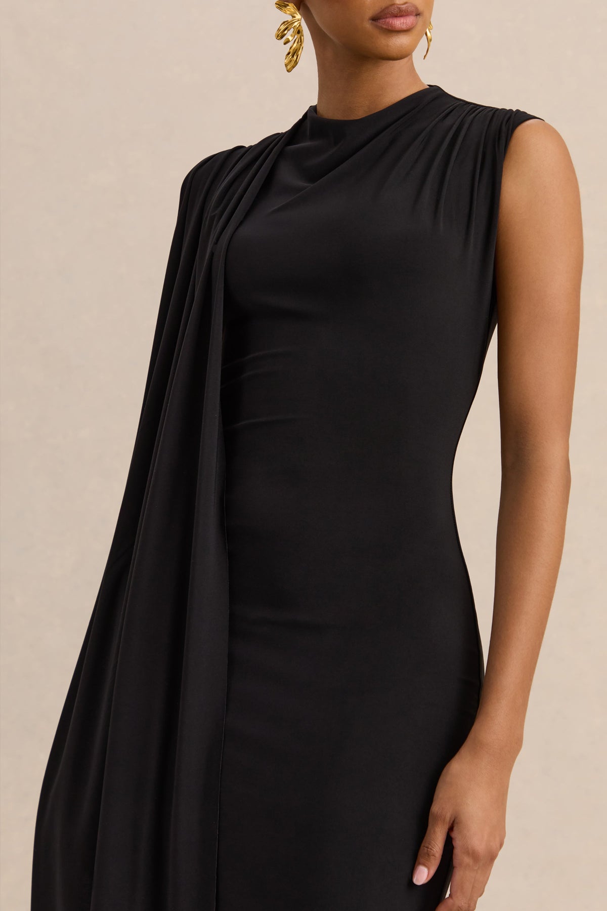 Oleandra | Vestido Midi Negro De Jersey Premium Con Cuello Alto Y Detalle Drapeado