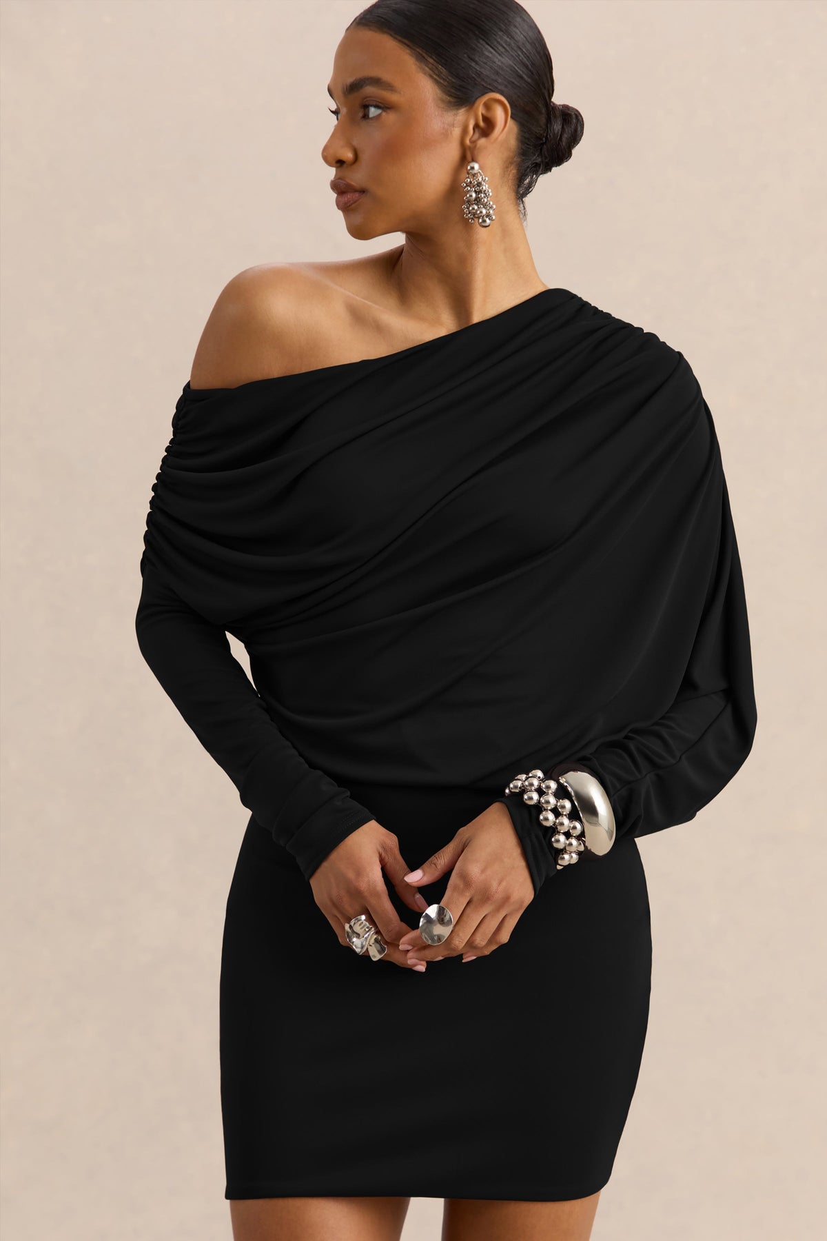 Inoria | Vestido Corto Negro Con Escote Asimétrico