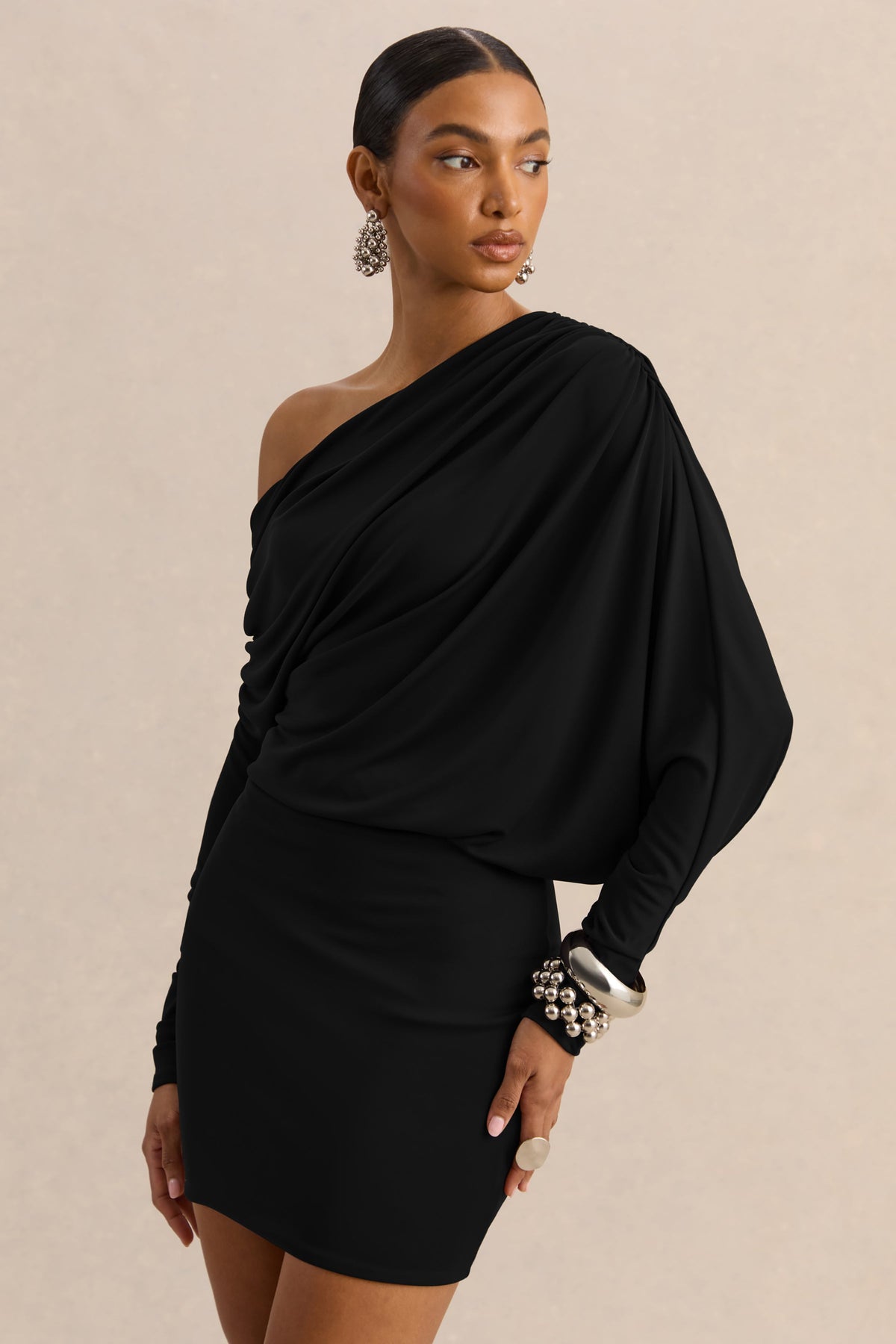 Inoria | Vestido Corto Negro Con Escote Asimétrico