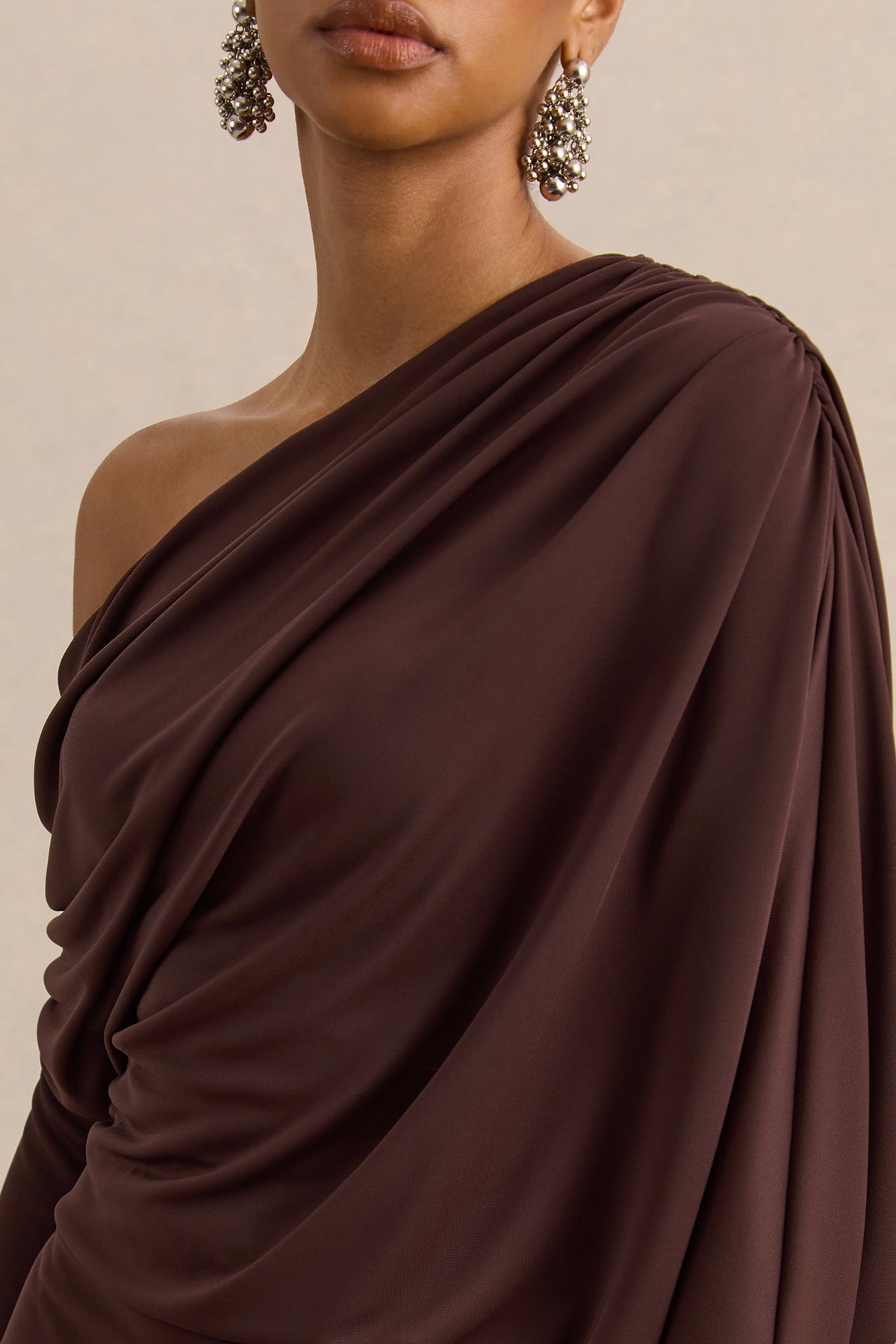 Inoria | Vestido Corto Marrón de Escote Asimétrico