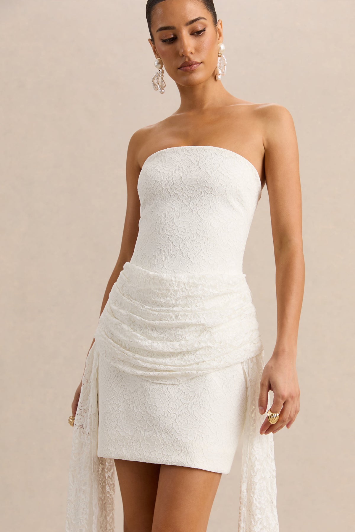 Sabrelle | Vestido Corto Blanco De Encaje Con Escote Bandeau Y Detalle Drapeado
