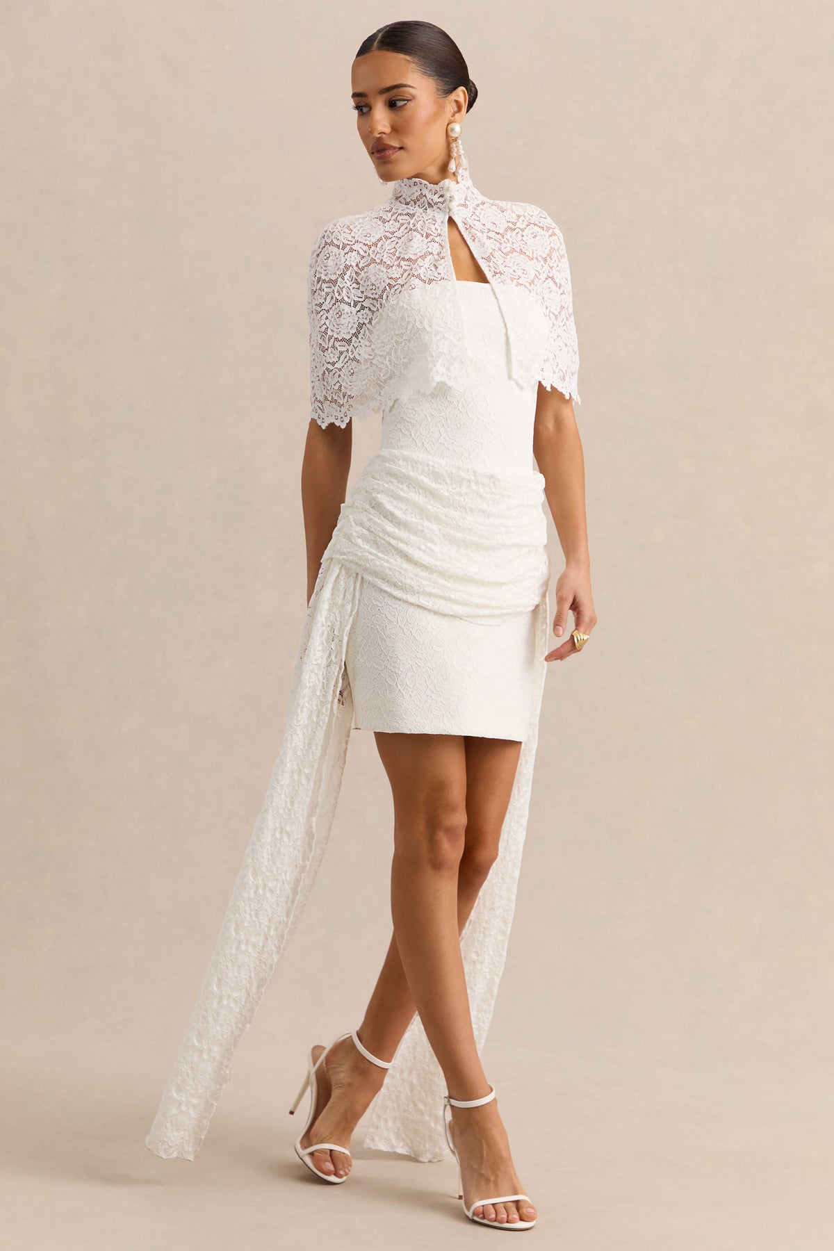 Sabrelle | Vestido Corto Blanco De Encaje Con Escote Bandeau Y Detalle Drapeado