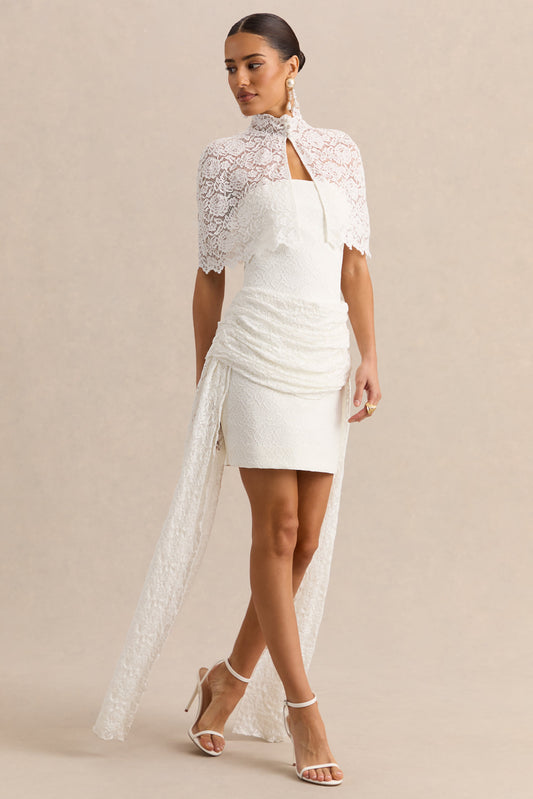 Sabrelle | Vestido Corto Blanco De Encaje Con Escote Bandeau Y Detalle Drapeado