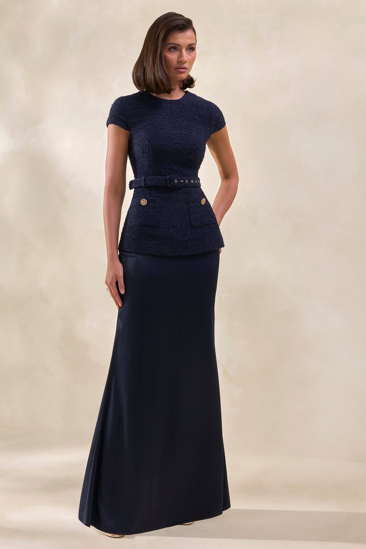 Whispera | Vestido Largo azul marino con cuello redondo, falda de satén y bolsillos