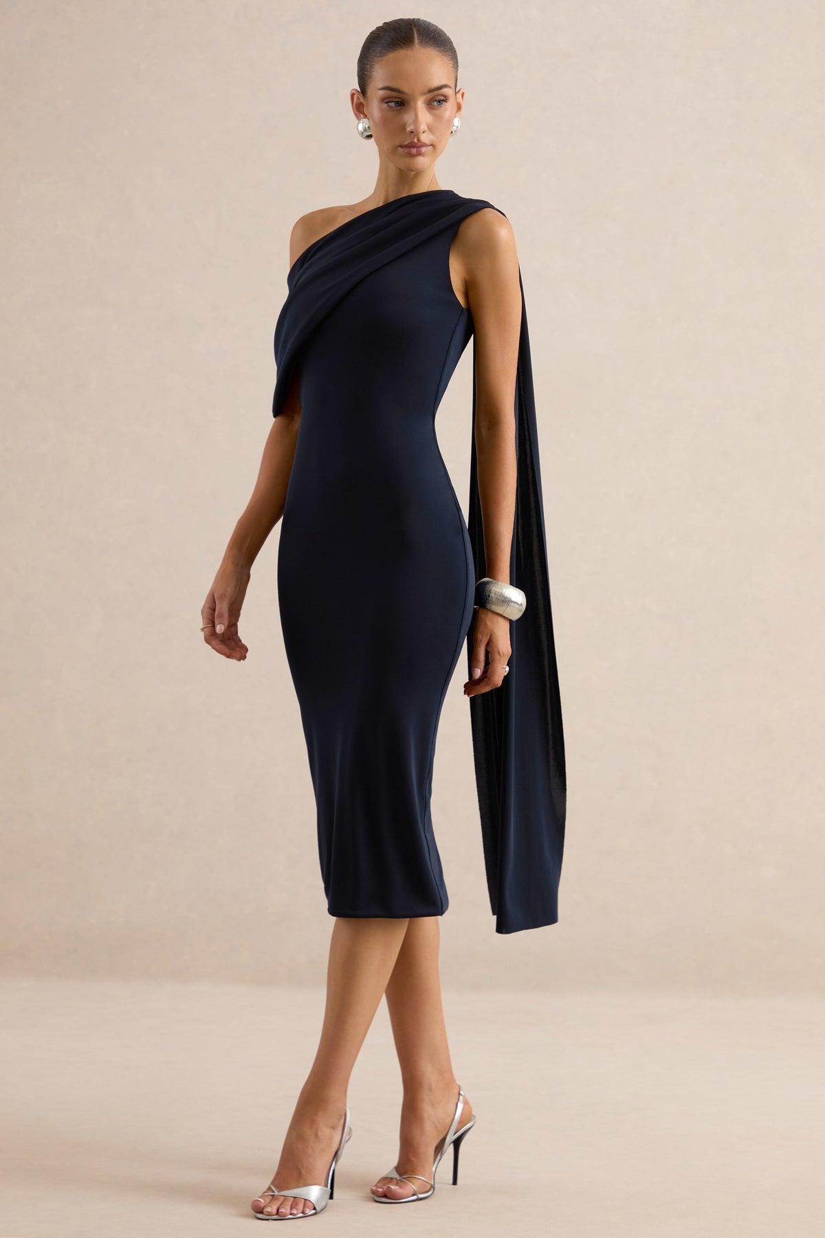 Madelisse | Vestido Midi Azul Marino De Cuello Asimétrico Con Faja