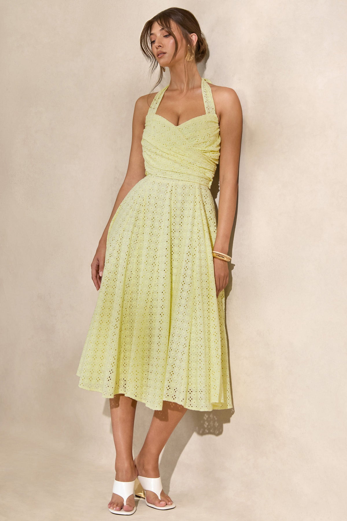 Naz | Vestido midi amarillo limón de bordado inglés con escote halter
