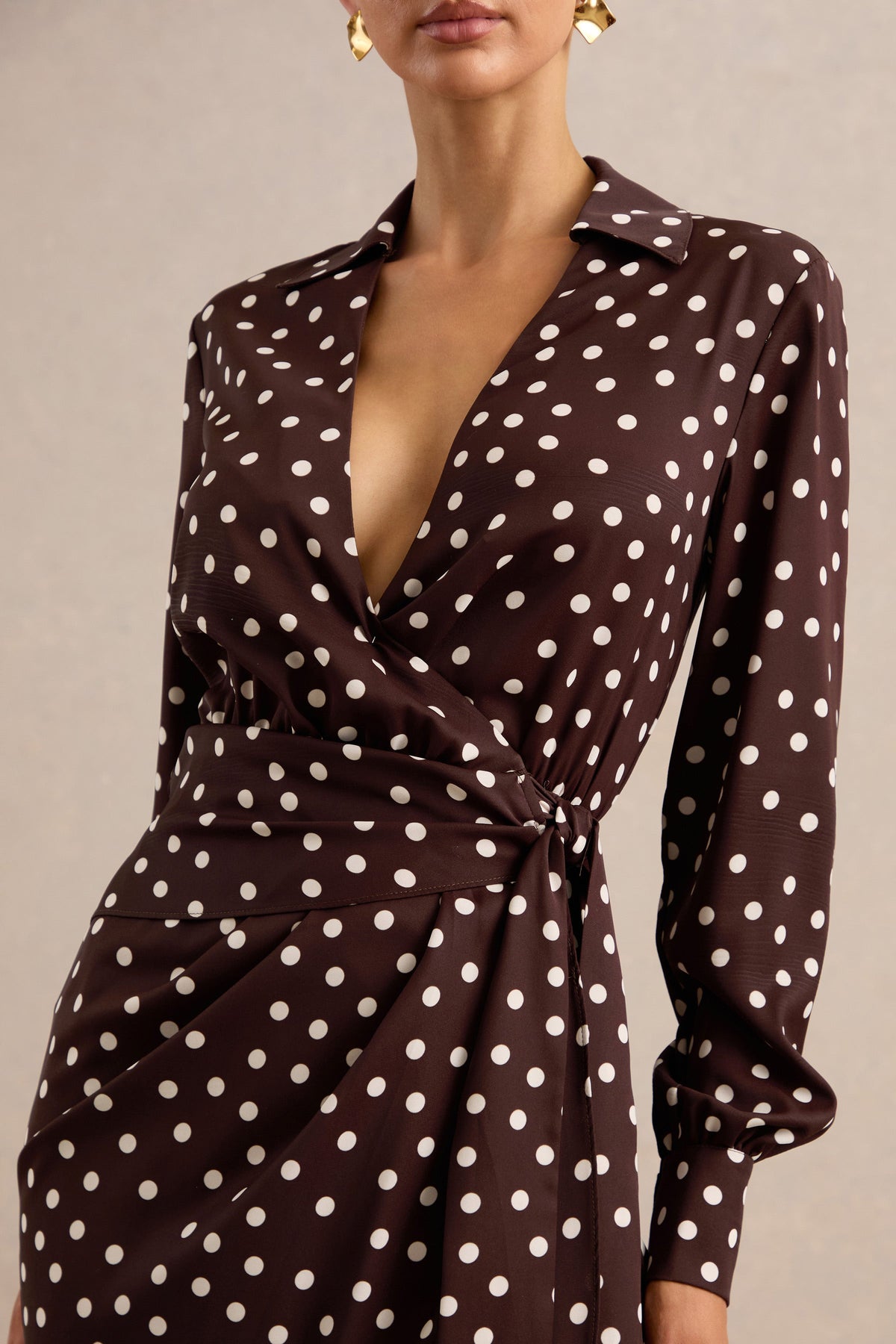 Amarosia | Vestido Camisero Midi Cruzado de Lunares Marrones