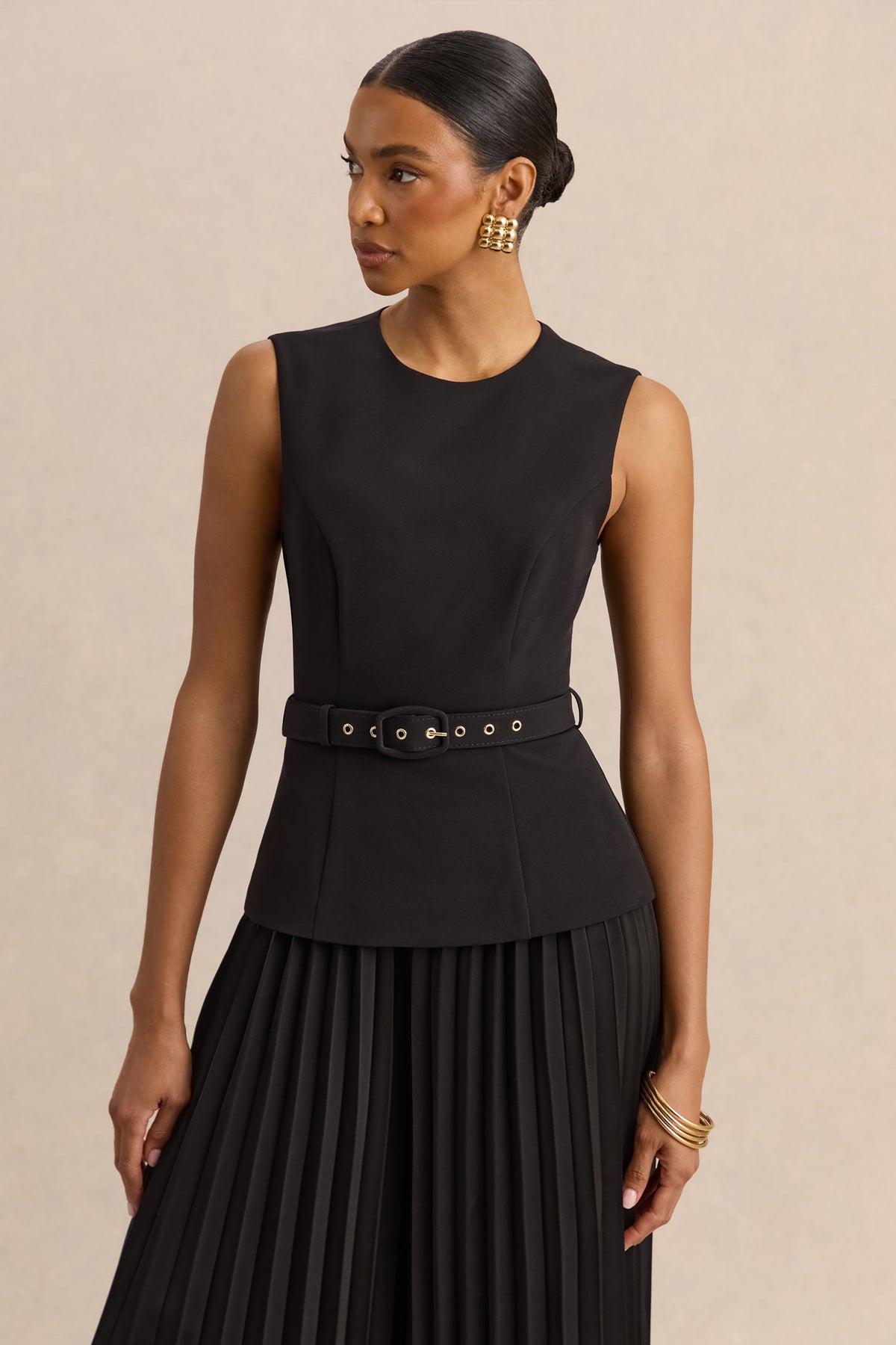 Karienne | Top negro de cuello redondo con detalle de cinturón