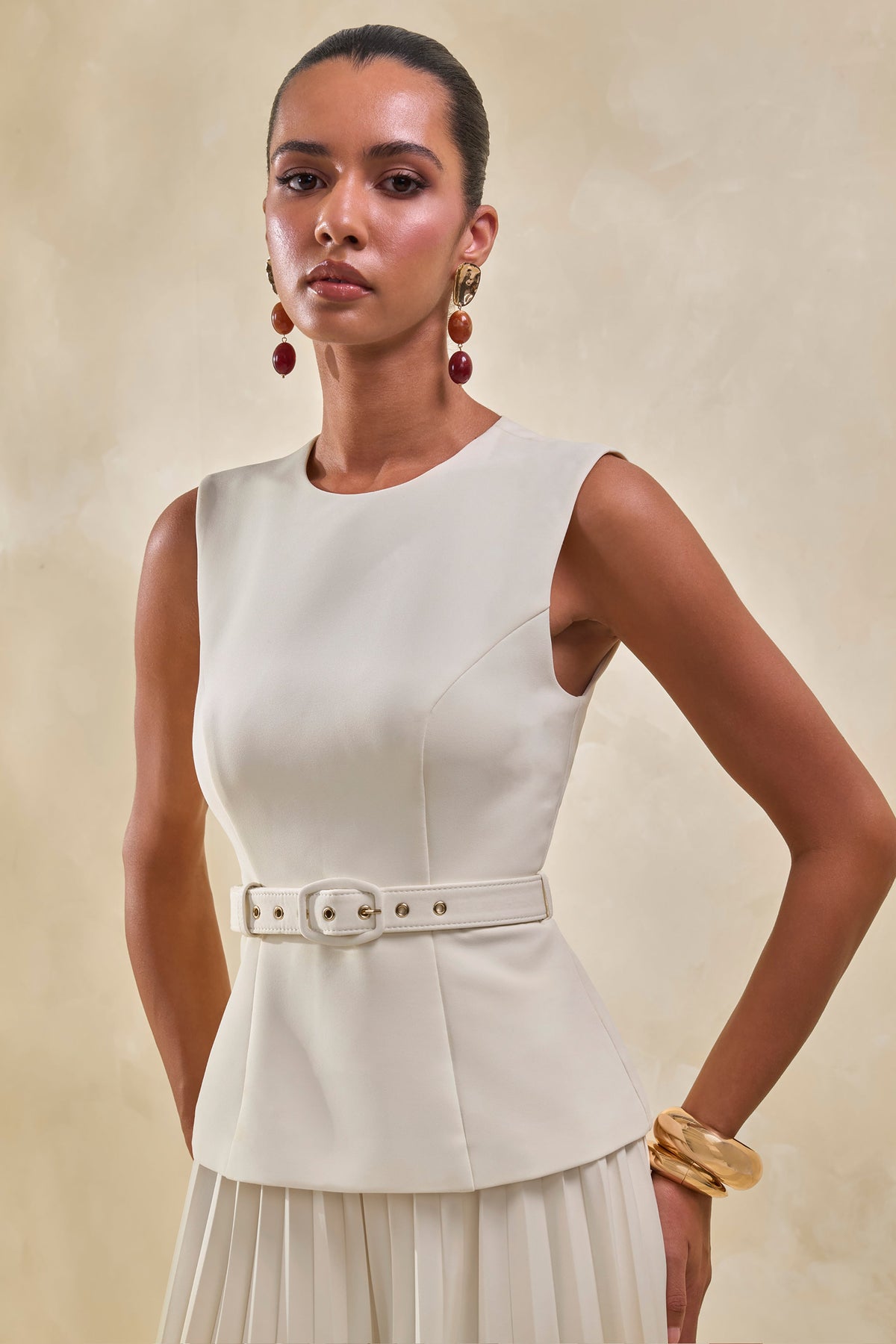 Karienne | Top Color Crema Con Cuello Redondo Y Detalle De Cinturón
