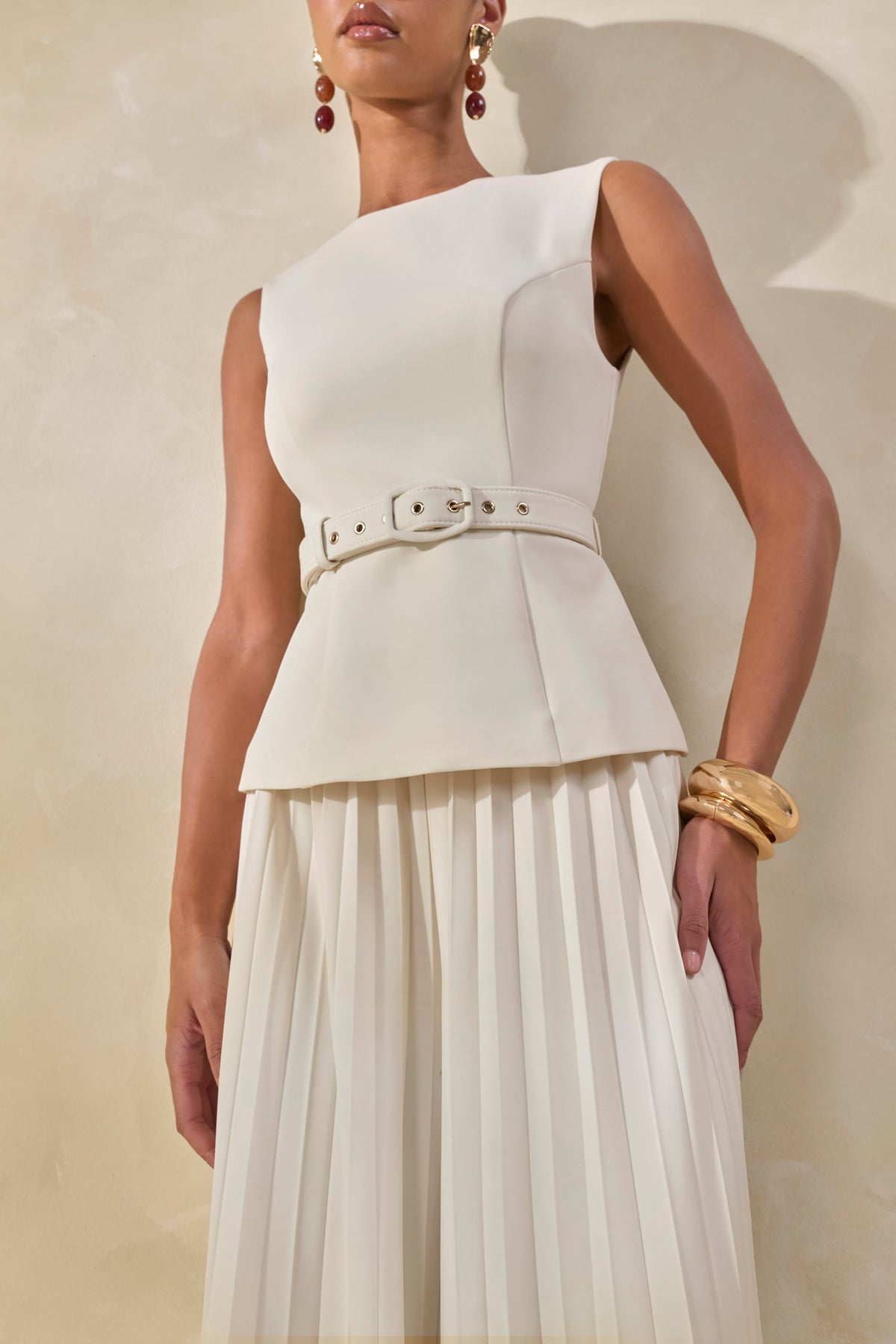 Karienne | Top Color Crema Con Cuello Redondo Y Detalle De Cinturón
