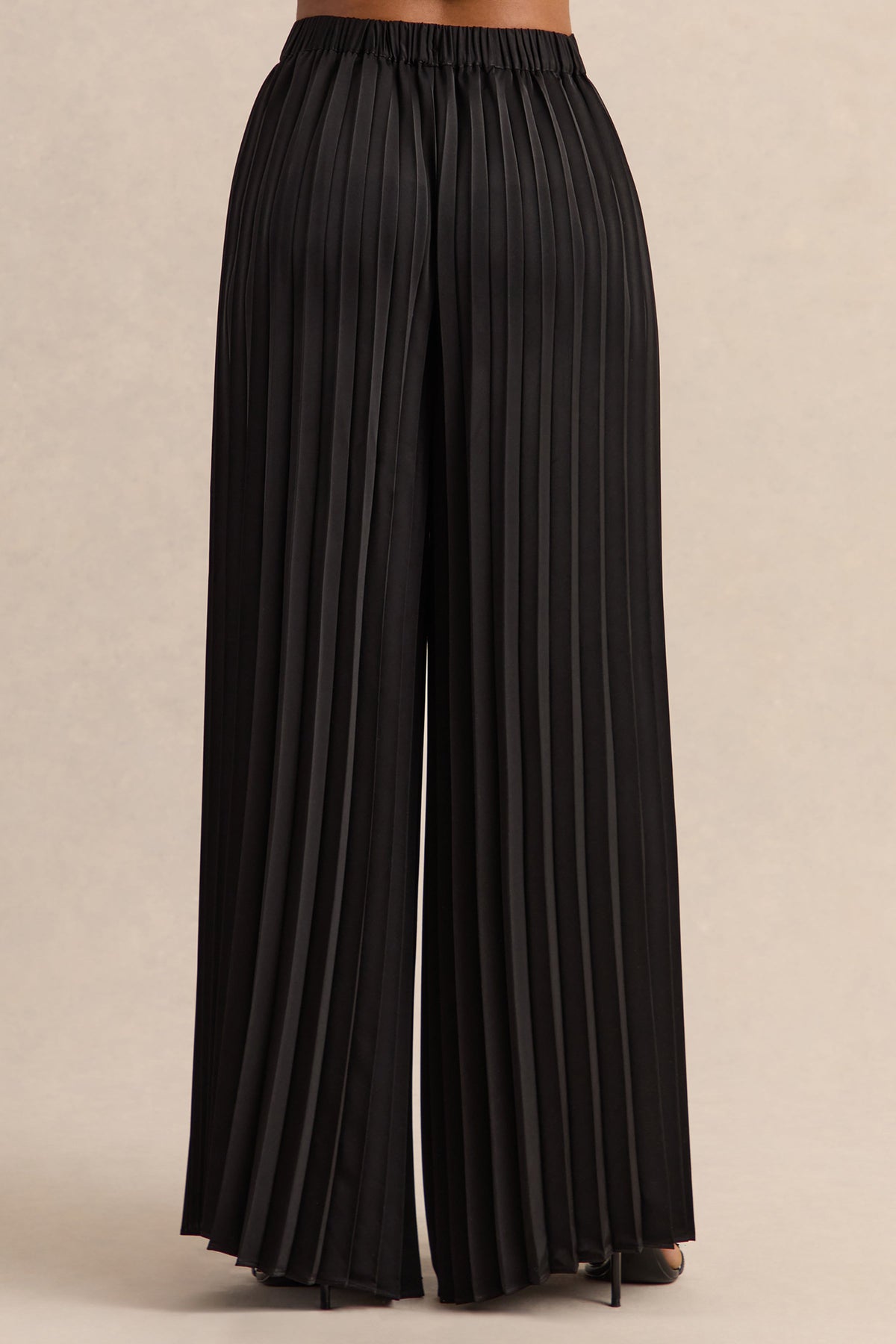 Lerenza | Pantalón negro de satén con pernera ancha y pliegues