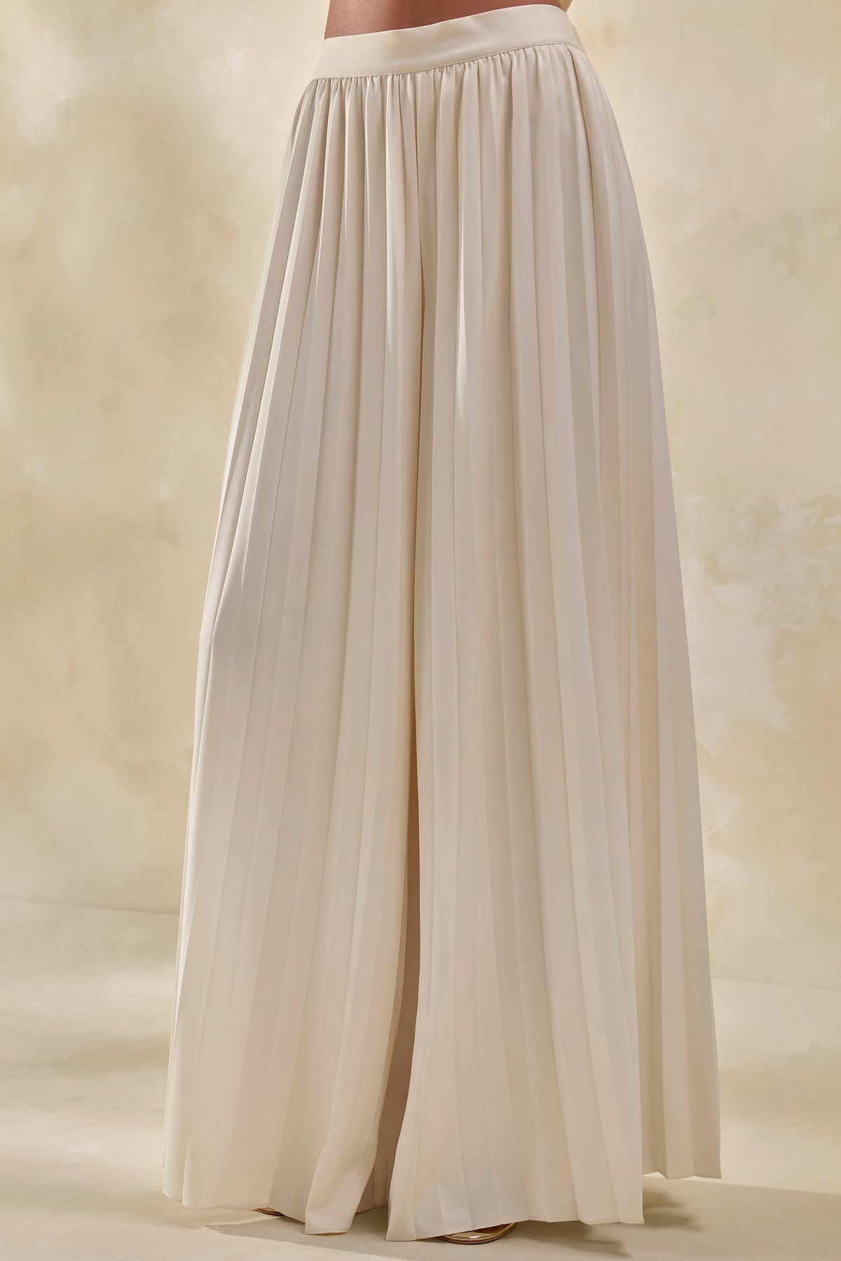 Lerenza | Pantalones Anchos Plisados De Satén En Crema