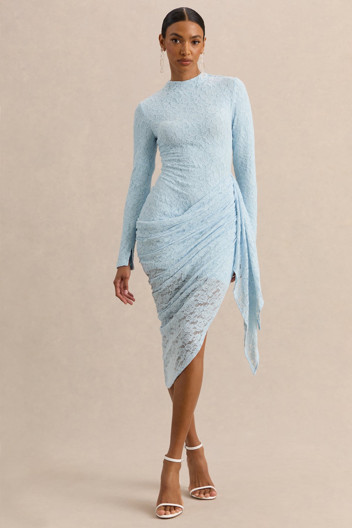 Laureline | Vestido Midi de encaje azul empolvado con cuello redondo, detalle drapeado y bajo asimétrico