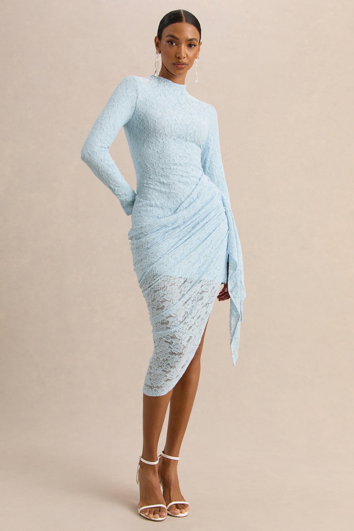 Laureline | Vestido Midi de encaje azul empolvado con cuello redondo, detalle drapeado y bajo asimétrico